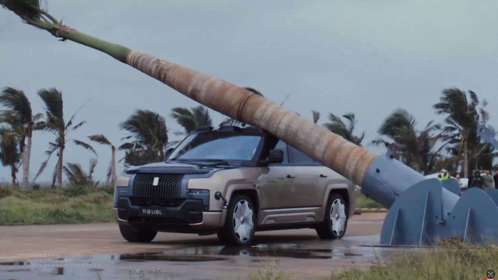 Απίστευτο crash test: Η BYD ρίχνει φοίνικα στο YangWang U8 και δεν παθαίνει τίποτα -Video