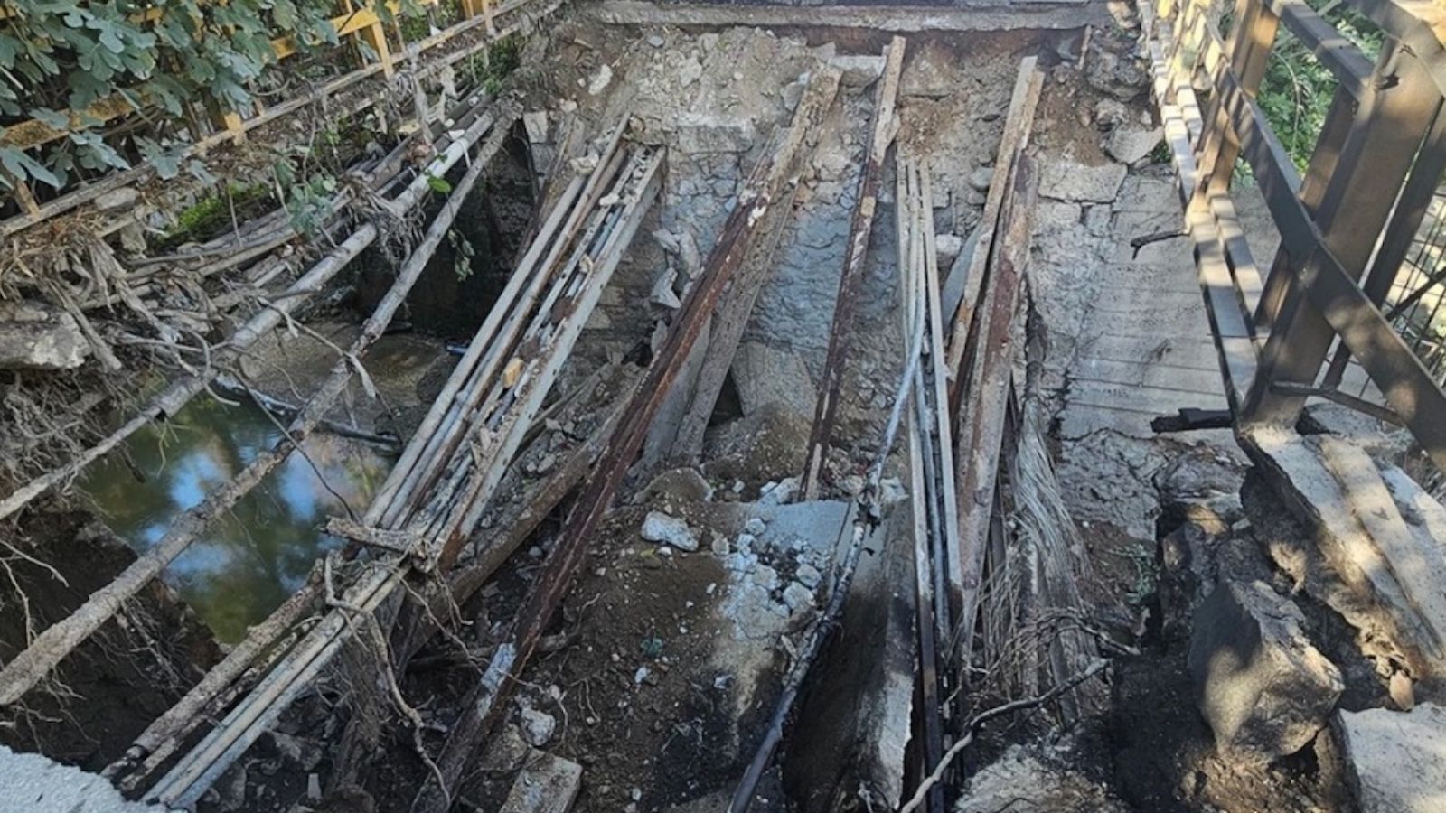 Κατέρρευση γέφυρας στο Βοτανικό – Και η Περιφέρεια ρωτούσε… «πού έγινε αυτό;»