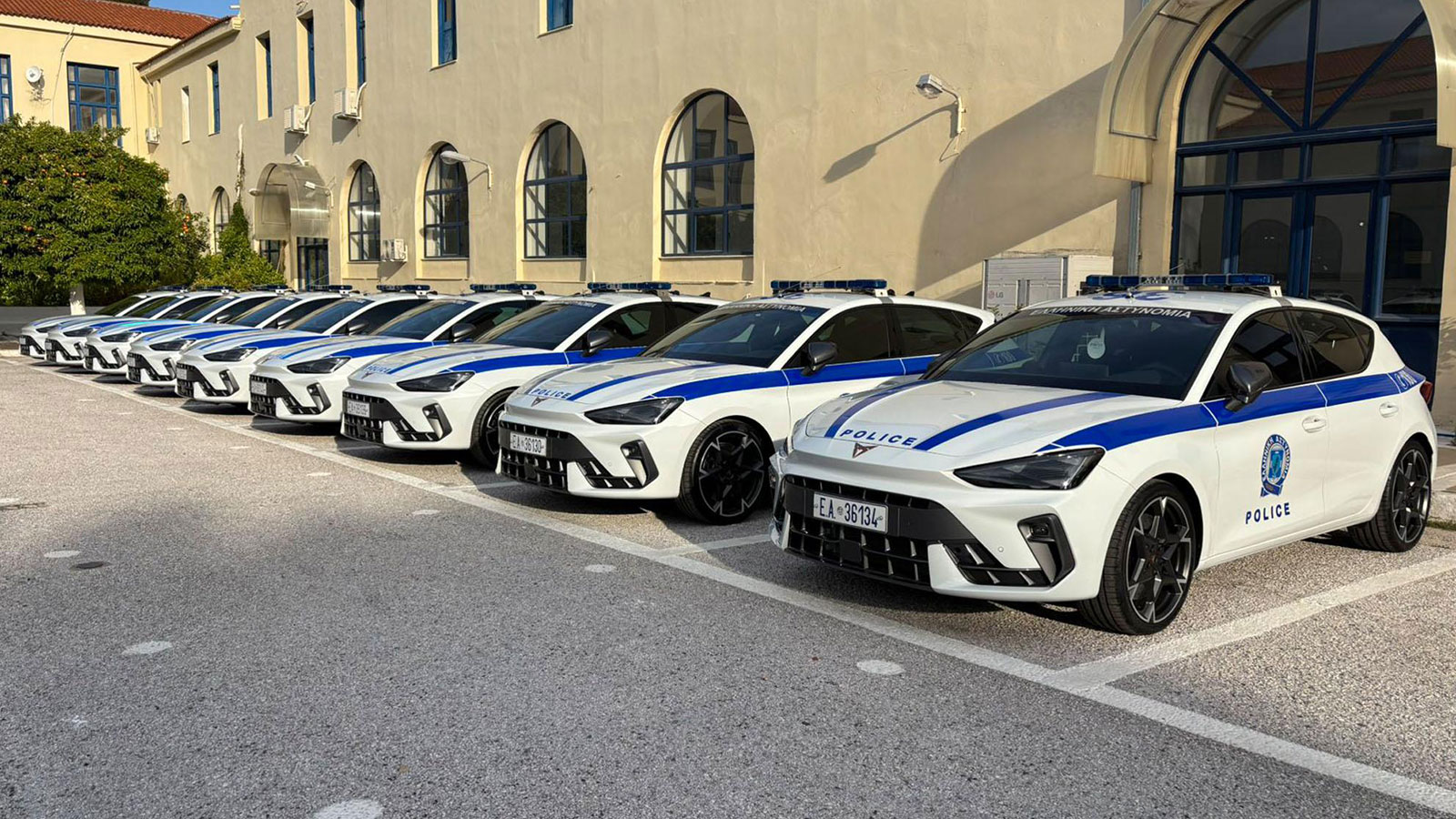 Αυτά είναι τα 11 νέα CUPRA Leon VZ 300 ίππων της Ελληνικής Αστυνομίας.