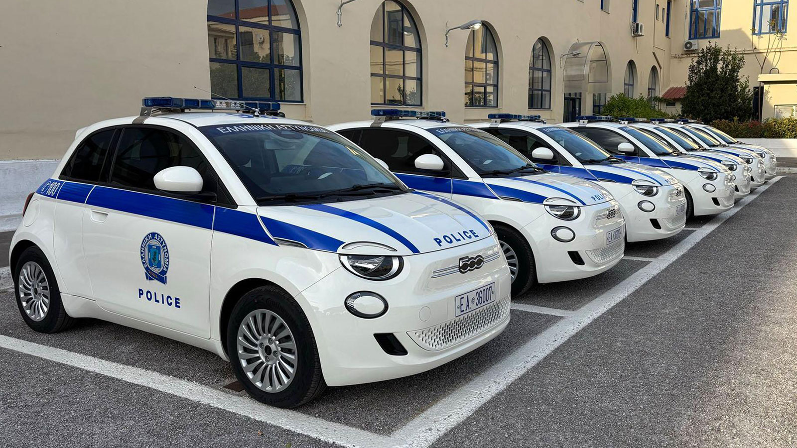 Fiat 500e: Δέκα στιλάτα ιταλικά μίνι με τα χρώματα της ΕΛ.ΑΣ. και αυτονομία στην πόλη πάνω από 300 χλμ.