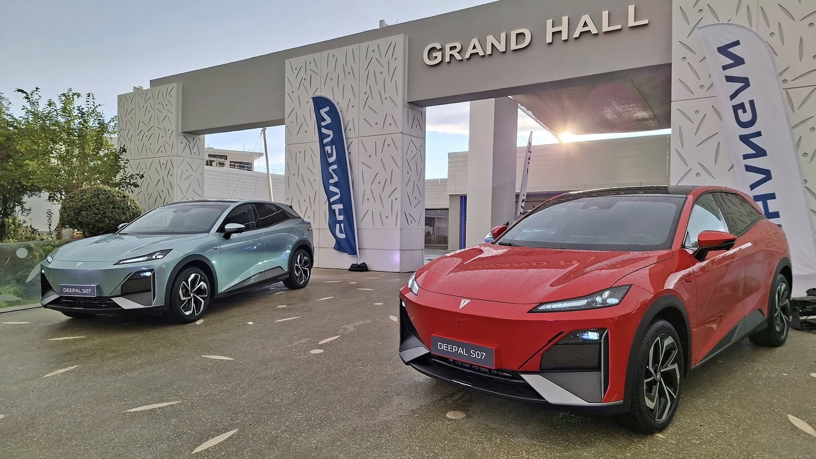 Το S07 ξεχωρίζει για την κομψή coupe-SUV σιλουέτα.