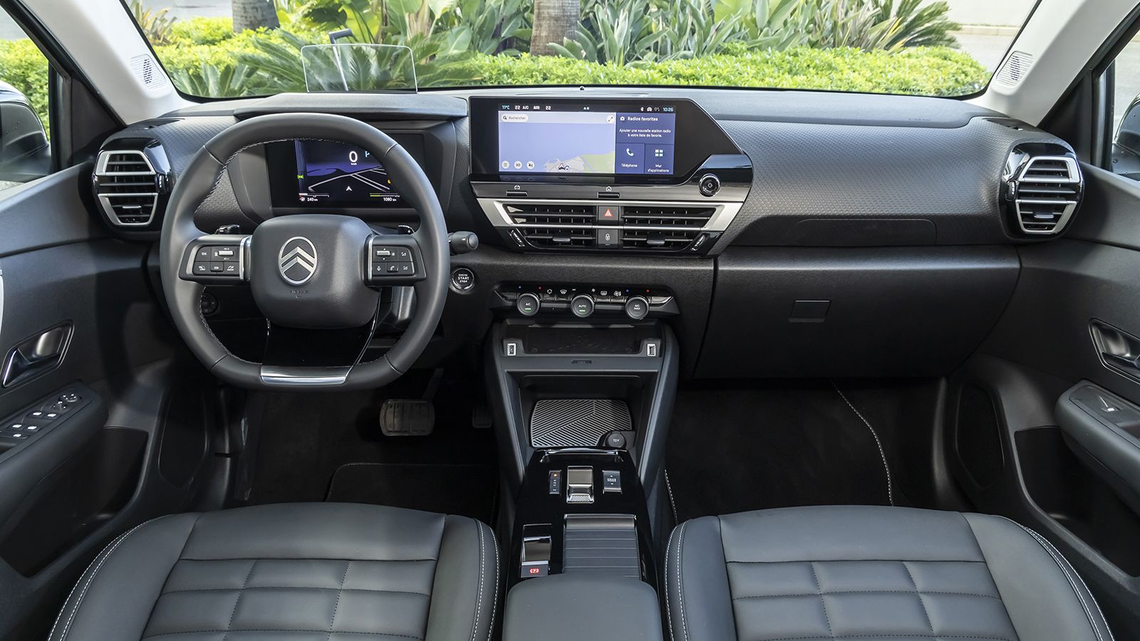 Πλήρης ο στάνταρ εξοπλισμός στην καμπίνα με ψηφιακό πίνακα οργάνων και οθόνη αφής 10 για το infotainment, μεταξύ άλλων.