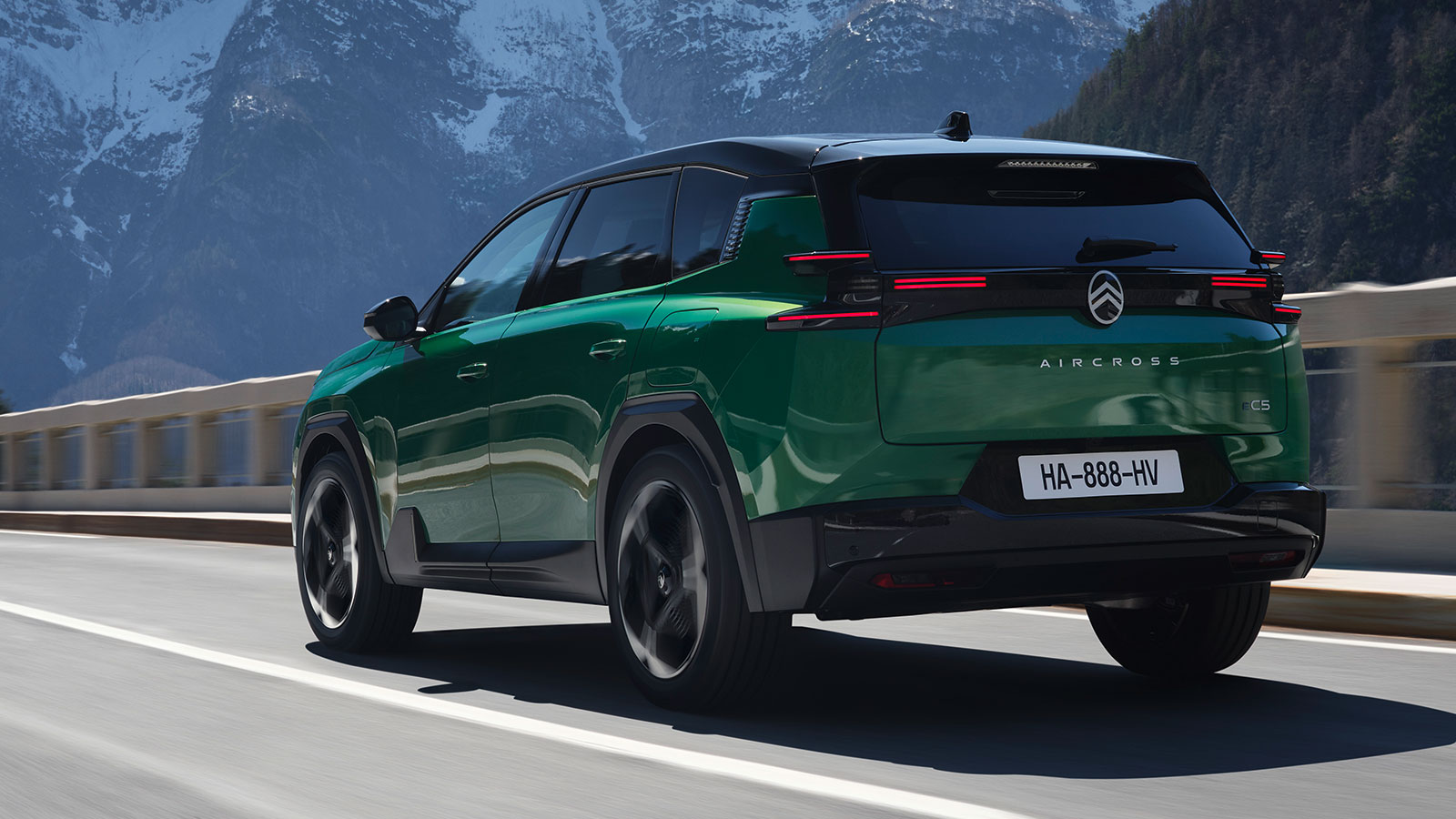 Το νέο Citroen C5 Aircross υιοθετεί την πιο πρόσφατη σχεδιαστική γλώσσα της φίρμας, η οποία παρουσιάστηκε αρχικά στο Oli Concept.