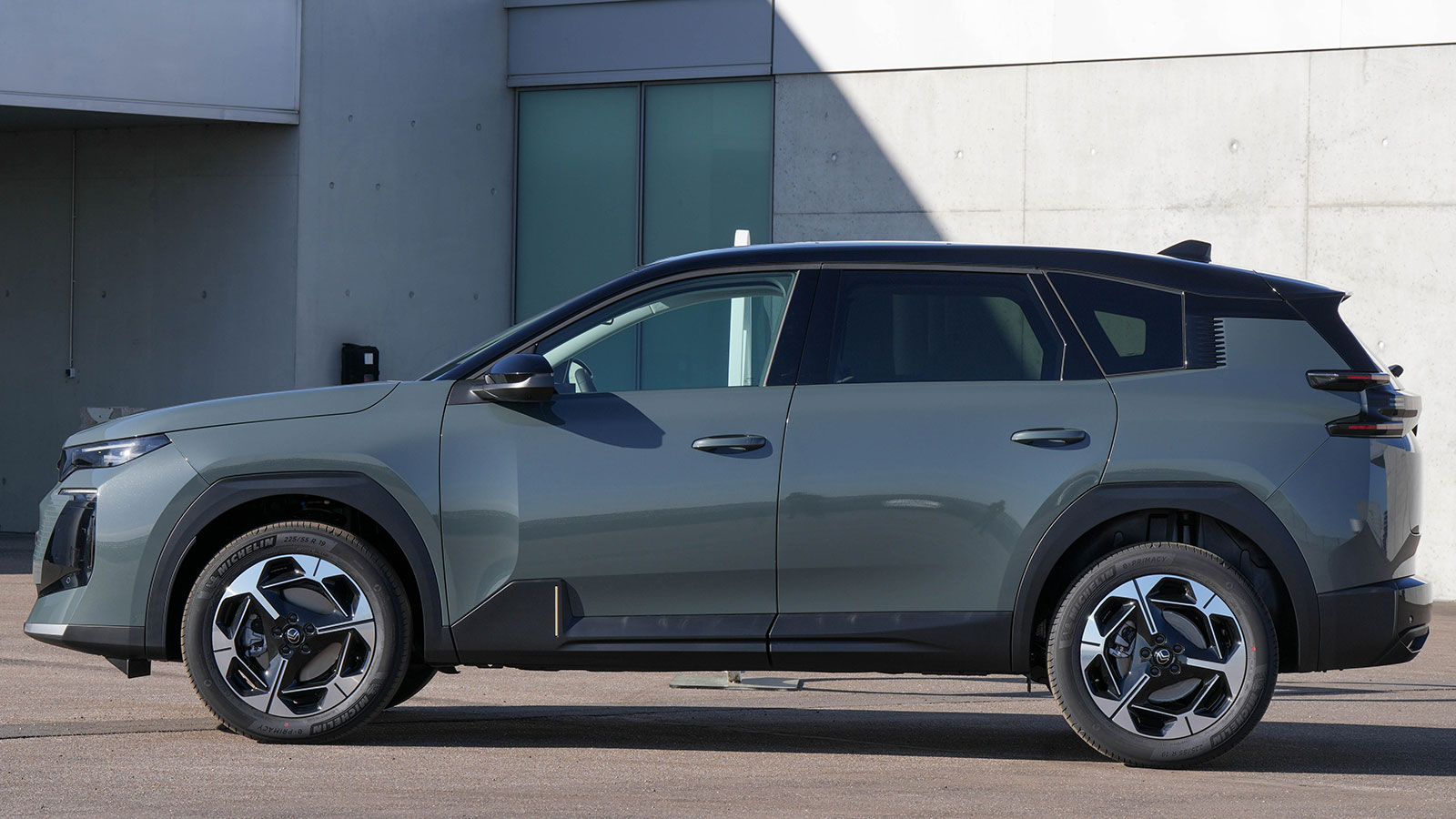 Μεγαλύτερο σε μήκος κατά 15,2 εκατοστά το C5 Aircross (4.652 χιλιοστά) και με μεταξόνιο 600 χλστ. μεγαλύτερο.