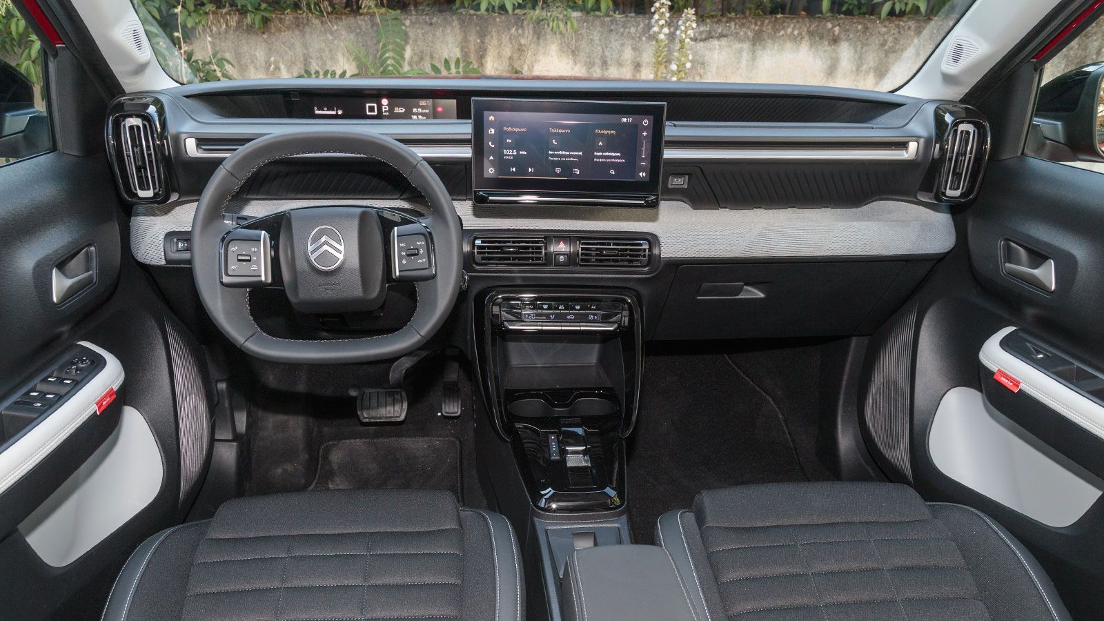 Βασισμένο στην πλατφόρμα Smart Car, το νέο C3 Aircross έχει μεγαλώσει αισθητά σε διαστάσεις με μήκος στα 4,39 μέτρα και μεταξόνιο στα 2,67 μ.. 