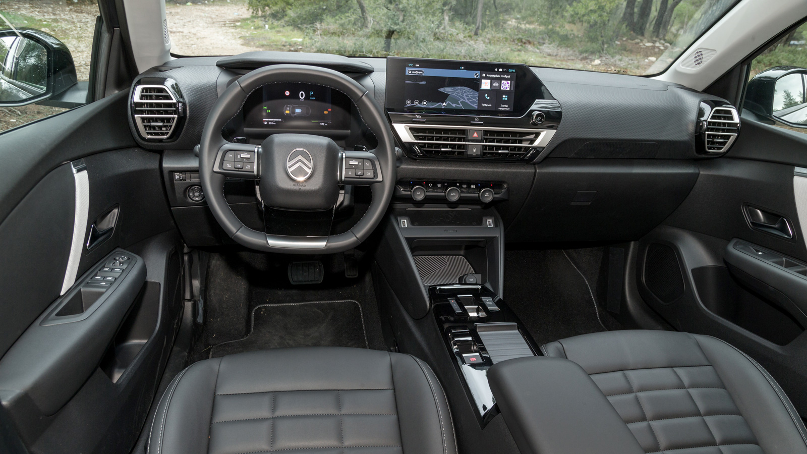 Πολύ καλή είναι ποιοτικά η καμπίνα του Citroen C4 σε όλες τις εκδόσεις. Ανεβαίνοντας στις κορυφαίες αποκτά και πιο premium εικόνα.