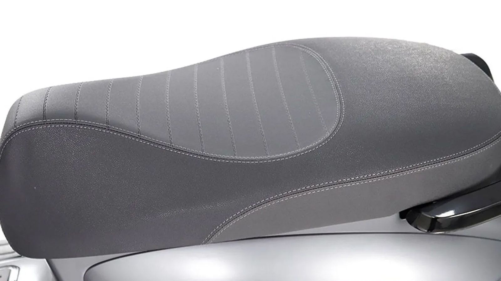 Η μεγάλη ανατομική σέλα προσφέρει άνεση τόσο για τον αναβάτη όσο και για τον συνεπιβάτη, με προσεγμένο φινίρισμα και ραφές που ενισχύουν την premium ε