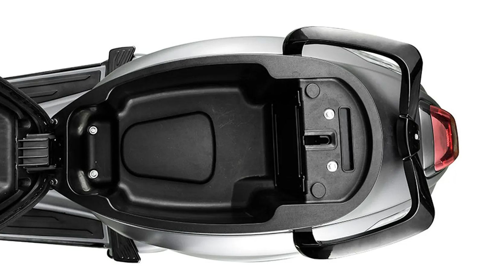 Κάτω από τη σέλα υπάρχει ευρύχωρος αποθηκευτικός χώρος, ικανός να χωρέσει ένα κράνος και άλλα προσωπικά αντικείμενα.

