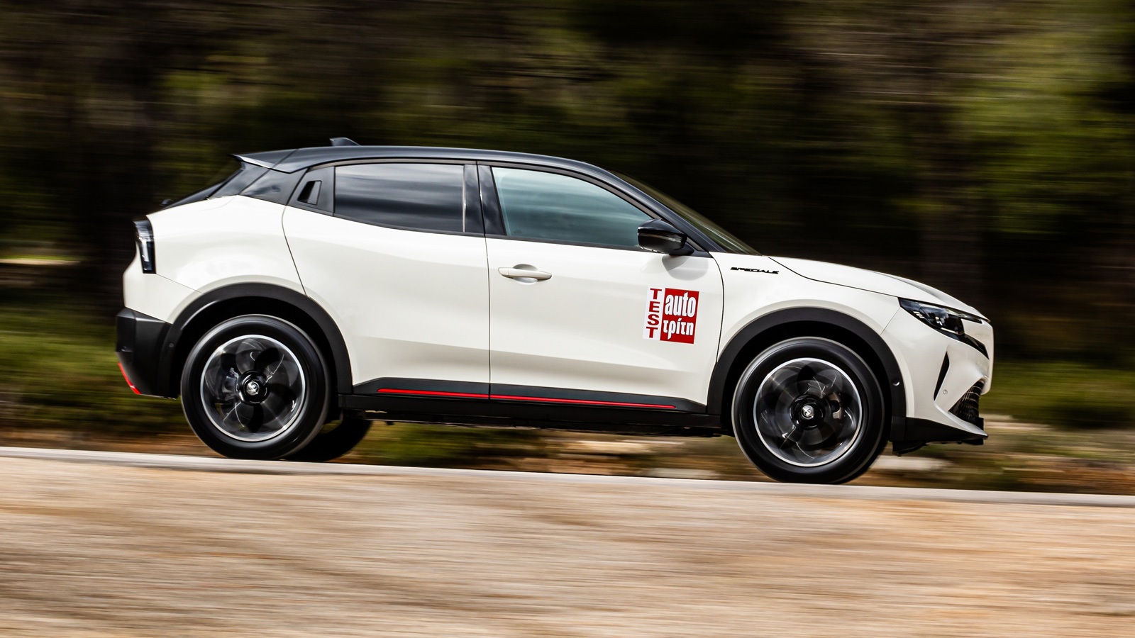 H Alfa Romeo Junior Elettrica χρησιμοποιεί τον up-to-date ηλεκτροκινητήρα (κωδικός Μ3) του Stellantis Group με 156 άλογα με 260 Nm ροπής.