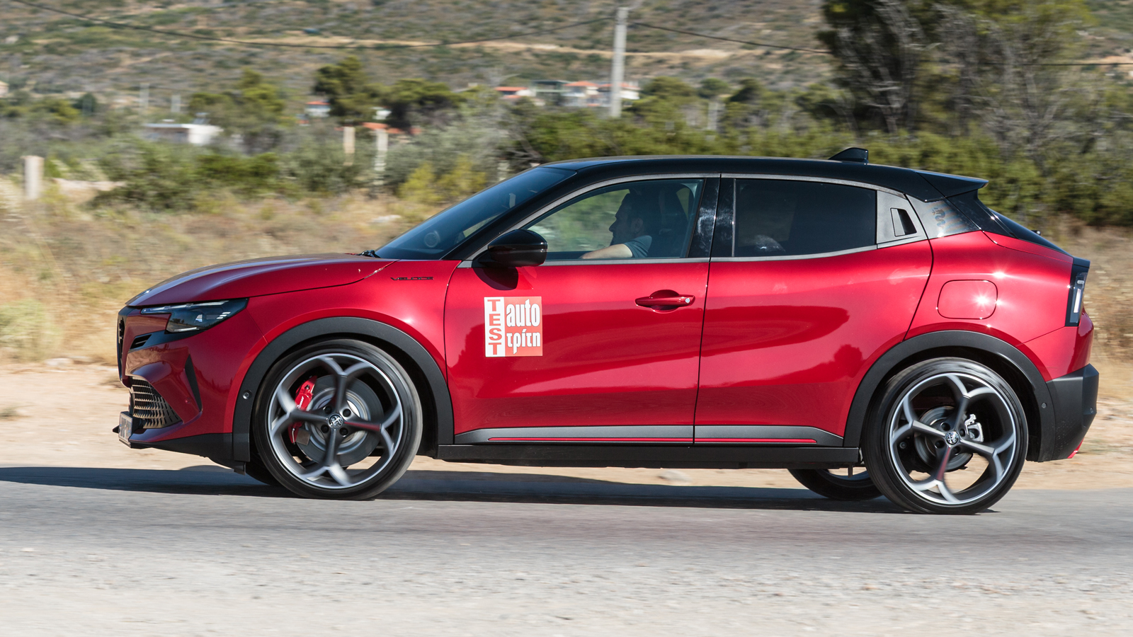 Οδηγείς την Alfa Romeo Junior Elettrica Veloce «τυλιγμένος» από το μπάκετ της Sabelt και τη χαίρεσαι. Αρκεί ο δρόμος να είναι τέλειος γιατί στην παραμ