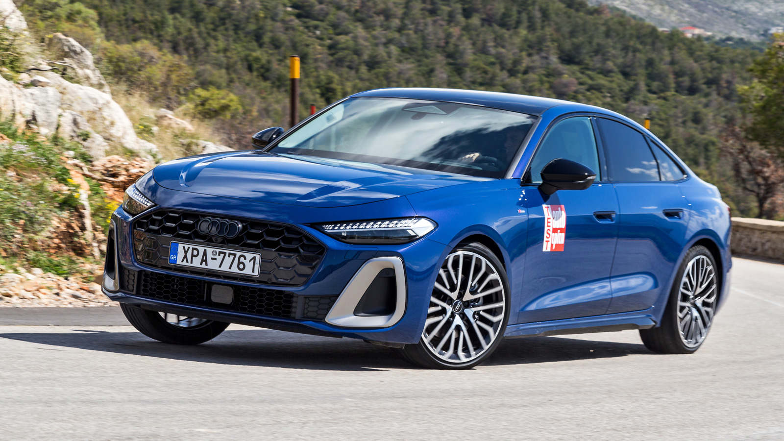 Το νέο Audi Α5 δεν επιφυλάσσει εκπλήξεις, δεν έχει απότομες αντιδράσεις, παραμένοντας ευκίνητο και έχοντας μια ευπρόσδεκτη ελαφριά αίσθηση στο πάτημά 