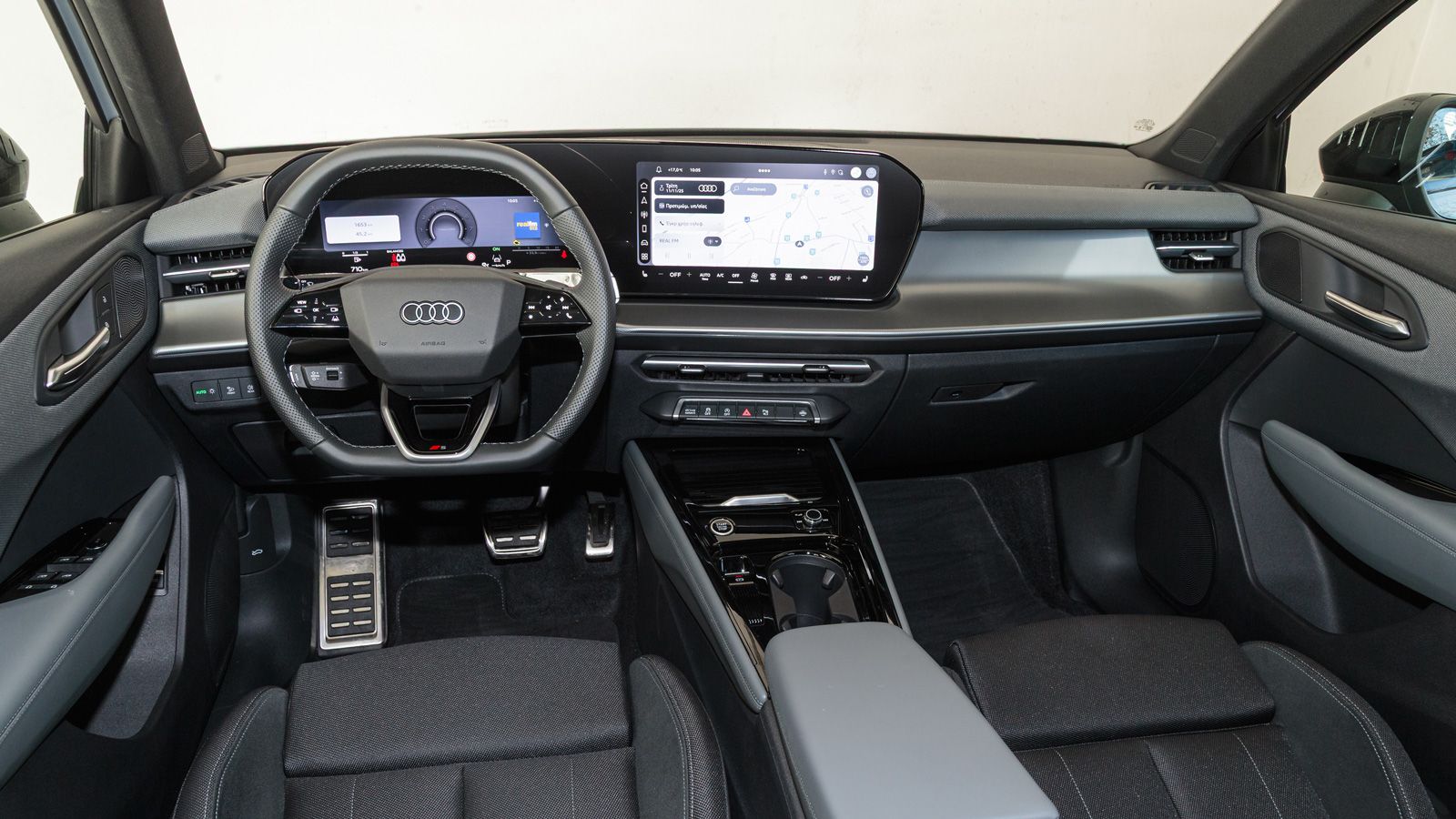 Τις digital εντυπώσεις στο εσωτερικό του νέου Audi Q3 κερδίζει η νέα ενιαία κυρτή οθόνη με πίνακα οργάνων 11,9 ιντσών και κεντρική οθόνη 12,8 ιντσών. 