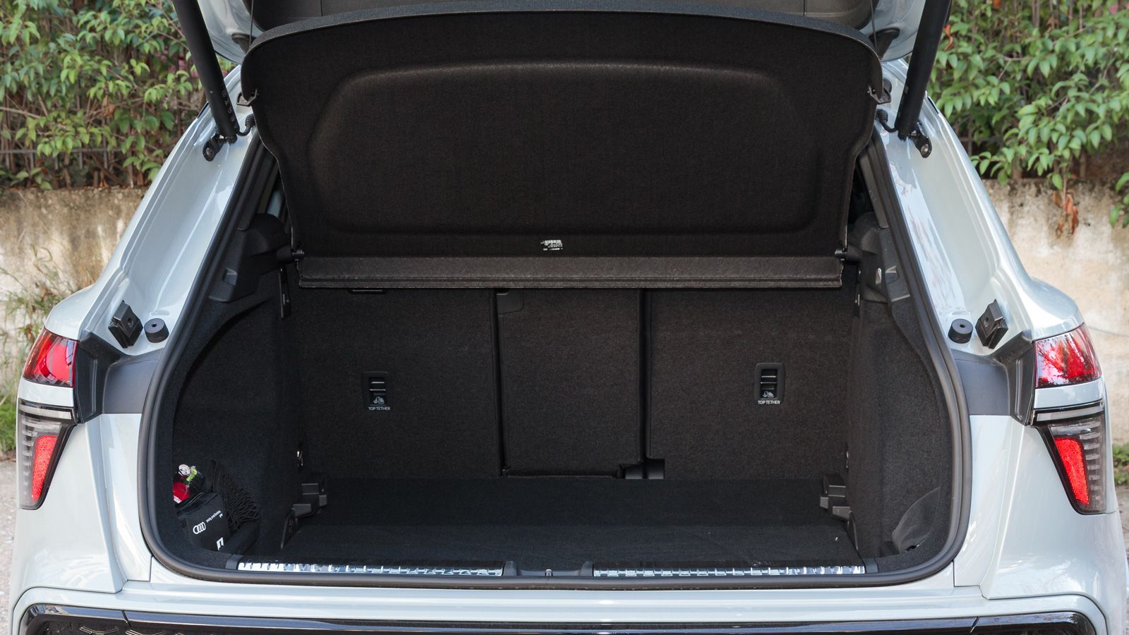 Ο χώρος αποσκευών έχει κανονικό σχήμα, ηλεκτρικό άνοιγμα και χωρητικότητα από 488-1.386 λίτρα.