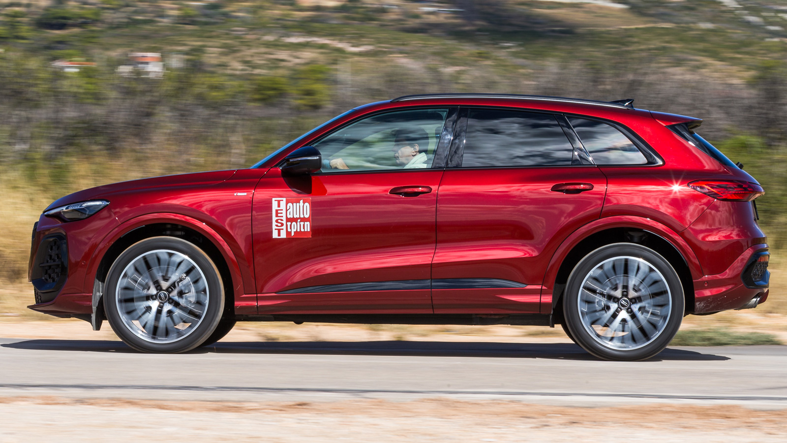 Δυναμισμό και κομψότητα συνδυάζει το design του νέου Audi Q5, ειδικά όταν το μεσαίο SUV «φοράει» το πακέτο S-Line, όπως το μοντέλο δοκιμής.