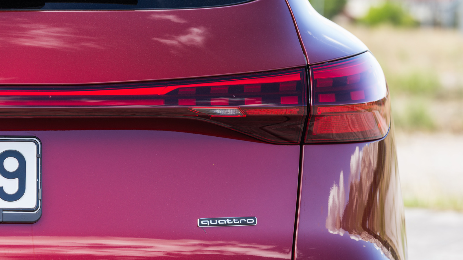 Τα πίσω φώτα προαιρετικά μπορούν να είναι τεχνολογίας digital OLED.