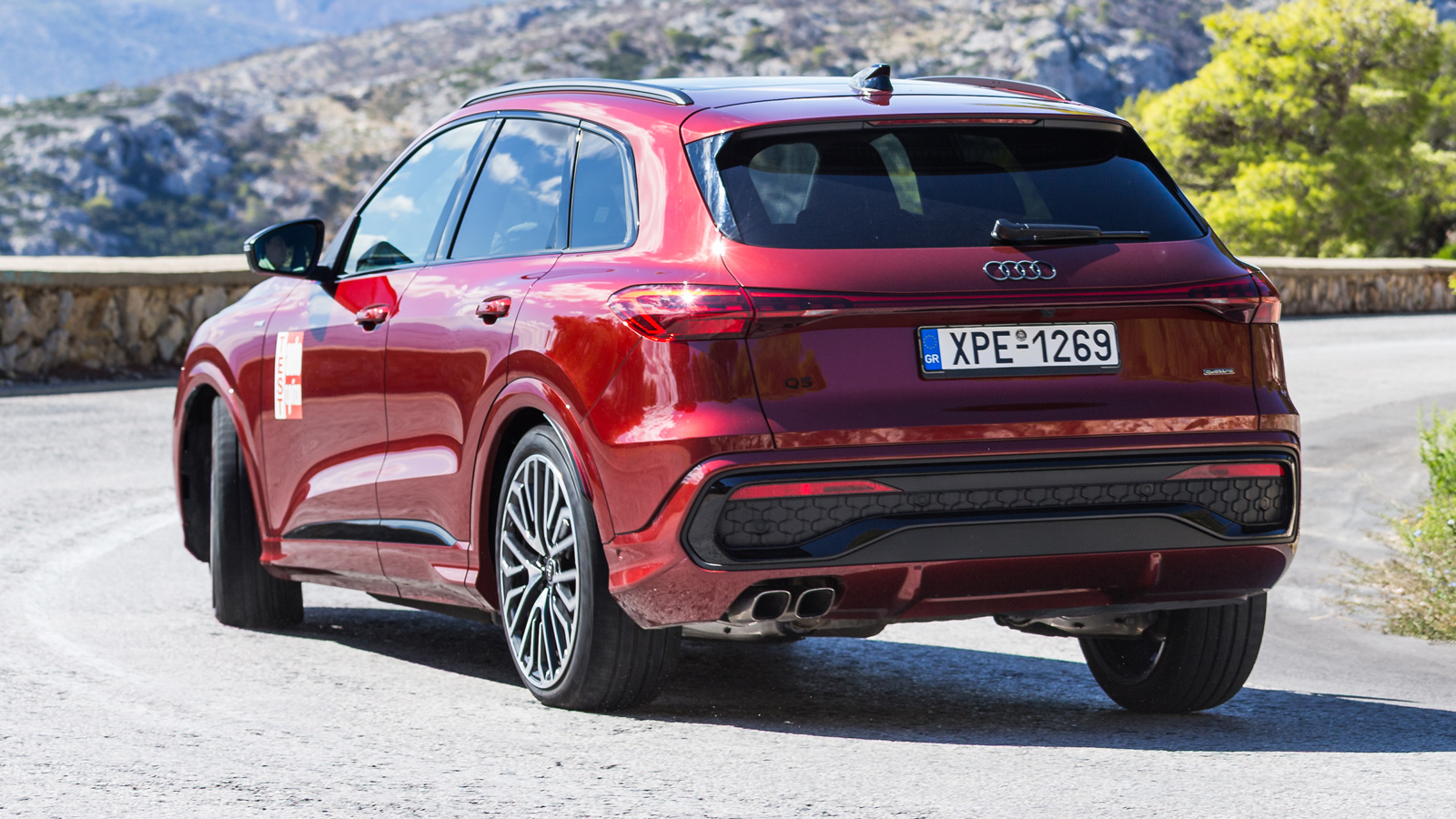 Στη λειτουργία Comfort, η (έξτρα) αερανάρτηση «σιδερώνει» κάθε ανωμαλία και σε συνδυασμό με την μασίφ αίσθηση από το πλαίσιο και την premium ηχομόνωση