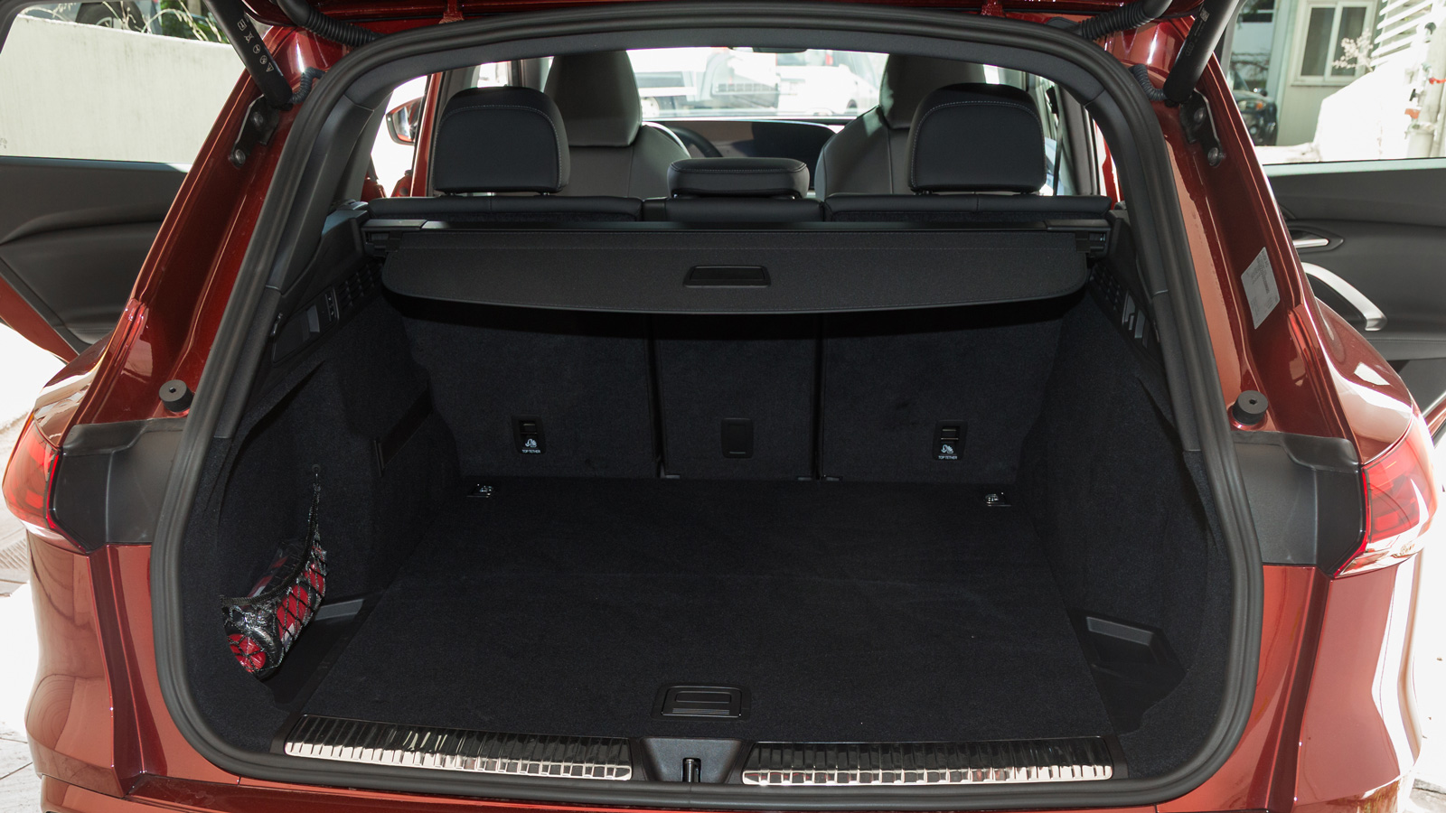 Ο χώρος αποσκευών δεν έχει σπουδαία χωρητικότητα για το μέγεθος του αυτοκινήτου (520 λτ.) έχει όμως κανονικό σχήμα και φορτώνεται εύκολα.