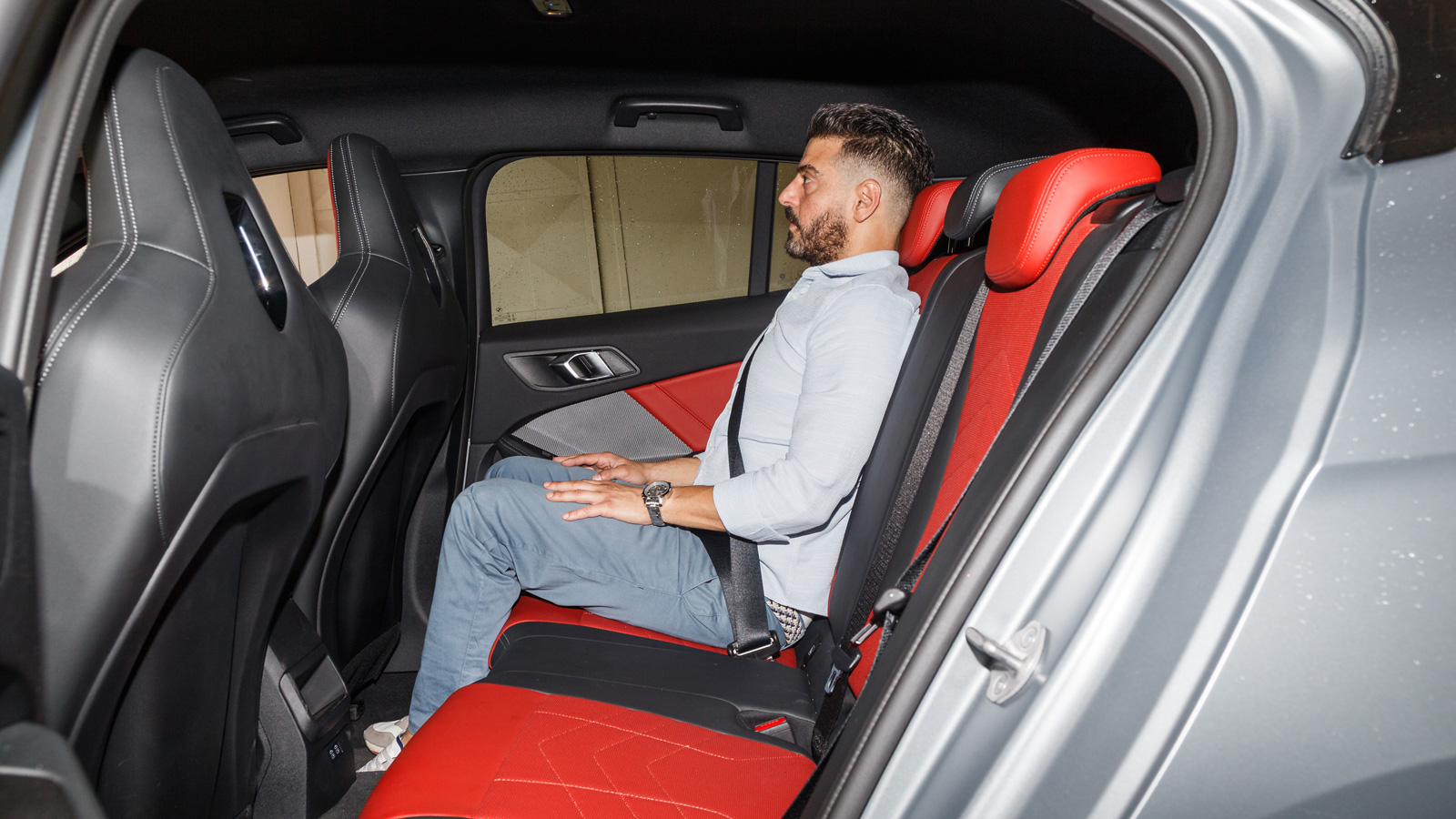 Επαρκείς χώροι για 4 επιβάτες (3ος πίσω θα χωρέσει με συμβιβασμούς λόγω τούνελ μετάδοσης και οριακά επαρκούς πλάτους), το πορτ-μπαγκάζ όμως είναι μικρ