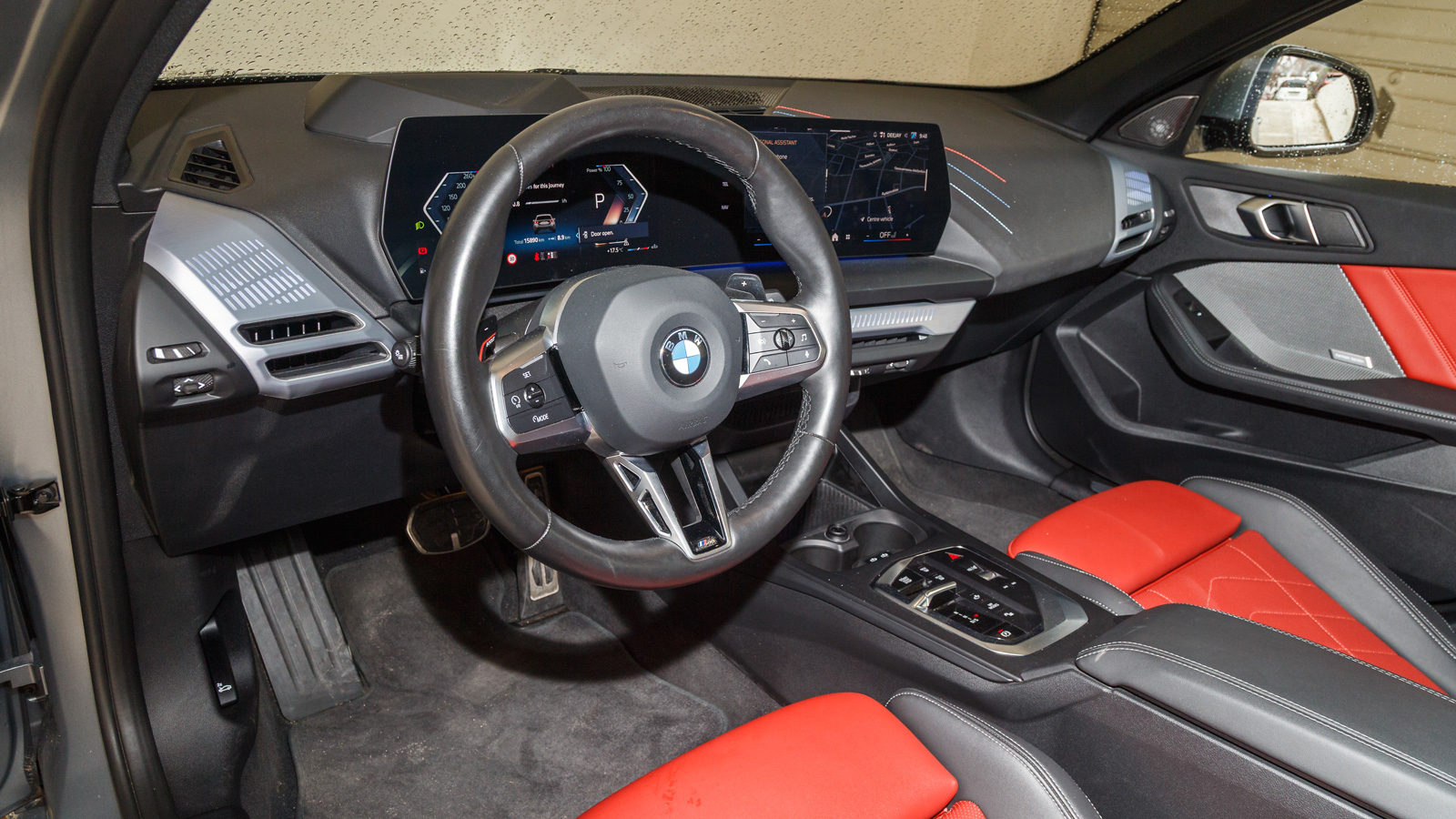 Το εσωτερικό της νέας BMW Σειρά 1 ξεχωρίζει για την premium υλοποίηση και τη μοντέρνα σχεδίαση, ενώ την προσοχή τραβάει η ενιαία οθόνη BMW Curved Disp