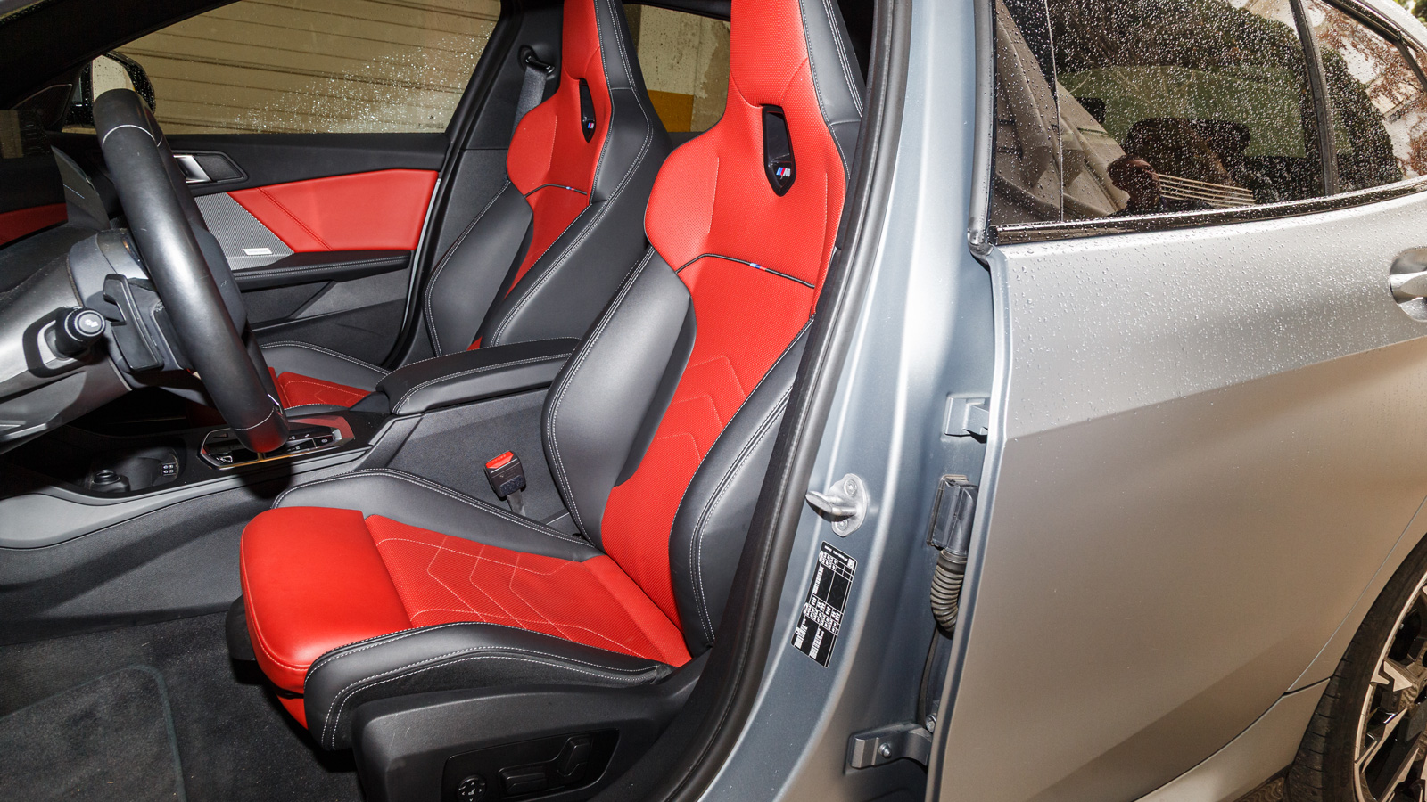 To πακέτο M Sport δίνει σπορτίφ τόνο και προσθέτει ωραία καθίσματα.