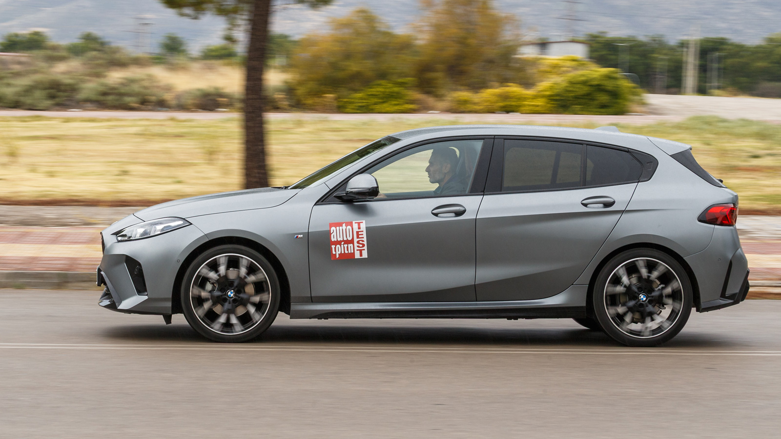 Το πακέτο M Sport τονίζει το σπορτίφ οδηγικό χαρακτήρα, αλλά είναι κάπως κουραστικό στην καθημερινότητα, τη στιγμή που μεγάλος κύκλος στροφής (11,7 μ.