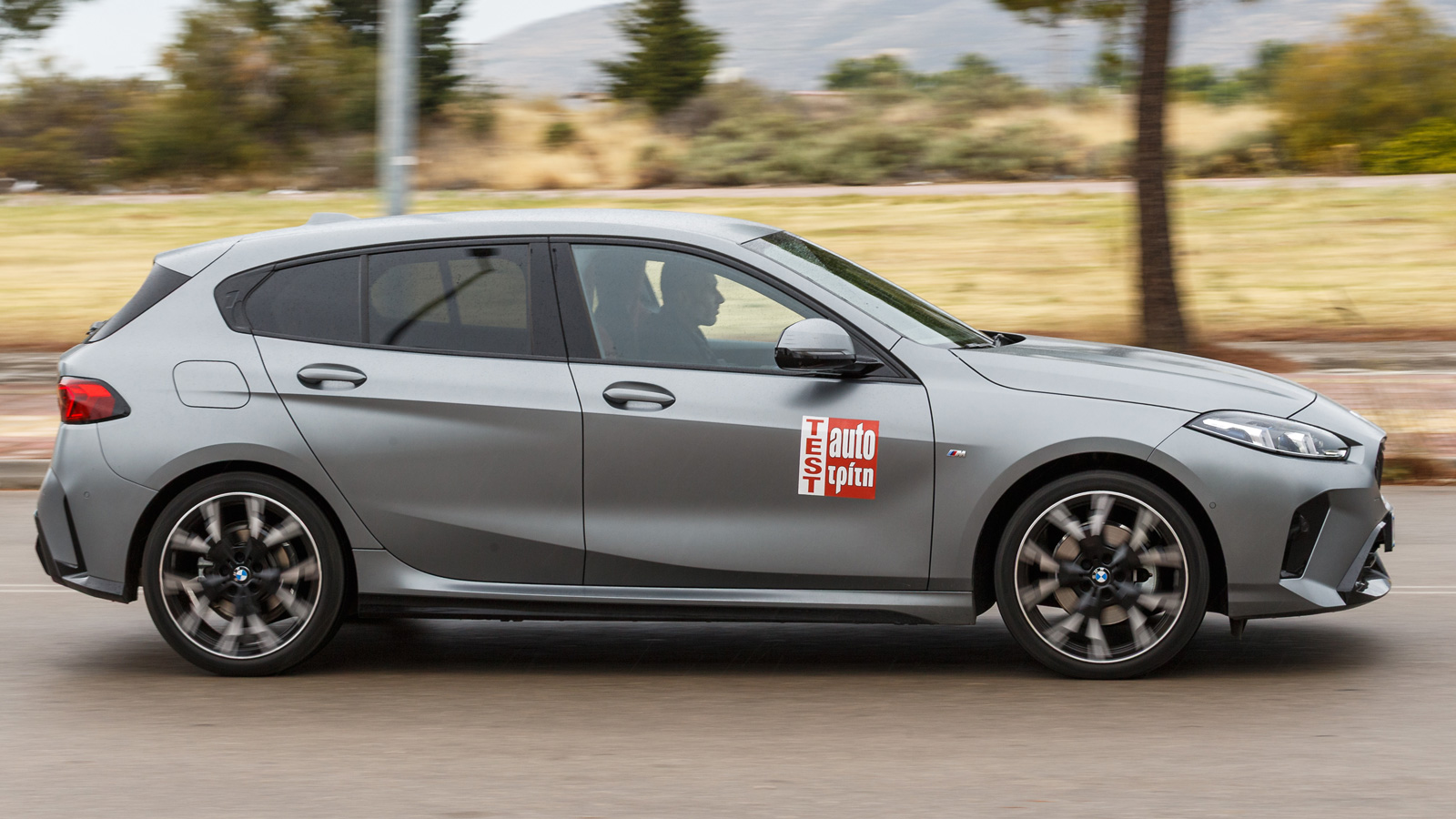 Το ήπια υβριδικό σύστημα κίνησης της BMW 120 αποδίδει 170 άλογα που εξασφαλίζουν εξαιρετικές επιδόσεις. Το καλό είναι πως αυτές συνδυάζονται με μια απ