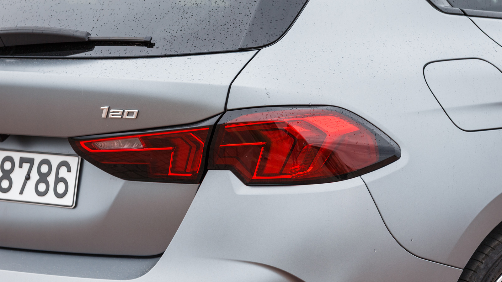 H νέα BMW Σειρά 1 είναι ελκυστική στο μάτι συνδυάζοντας το δυναμικό design με την κομψότητα που απαιτεί η premium στόχευση του μοντέλου. 