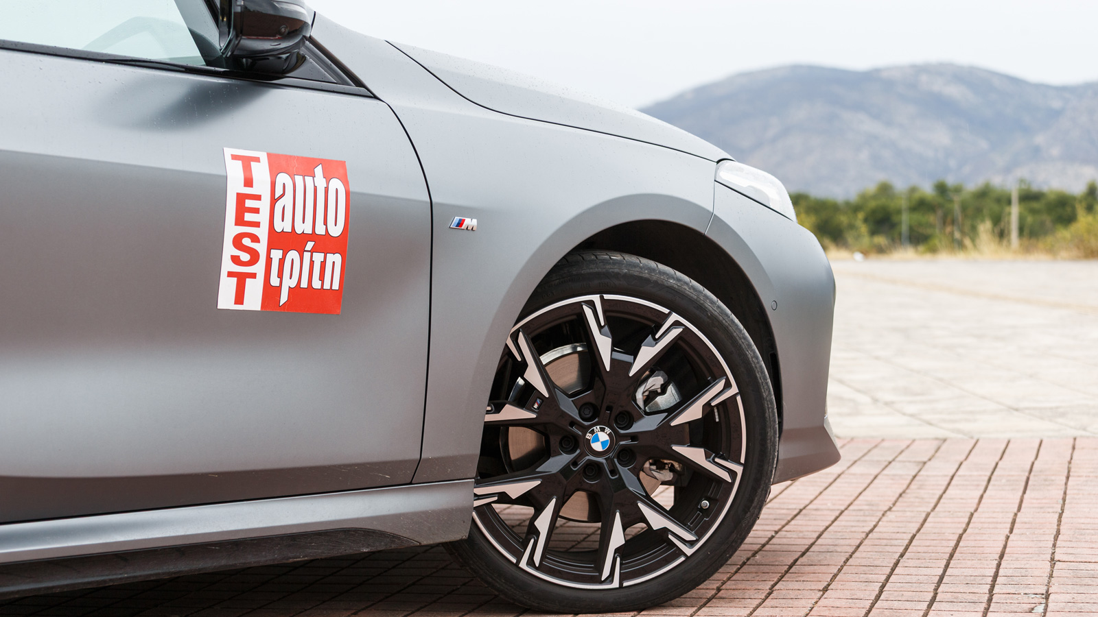 Το πακέτο M Sport έρχεται μεταξύ άλλων με στάνταρ τροχούς 19 ιντσών και χαμηλωμένη κατά 8 χλστ. ανάρτηση.