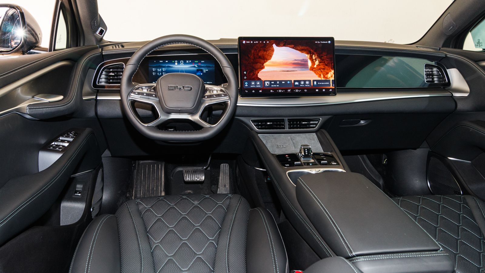 Πολύ υψηλή αίσθησης ποιότητας αποπνέει η καμπίνα του BYD Sealion 7, που μας άφησε κάτι παραπάνω από ικανοποιημένους με την διακόσμησή της. 