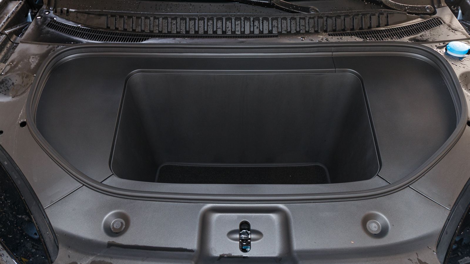 Τα 520 λτ. δεν είναι σπουδαίο νούμερα για 4,8 μ. αυτοκίνητο, αλλά επαρκούν μαζί με τα 58 λτ. του frunk.