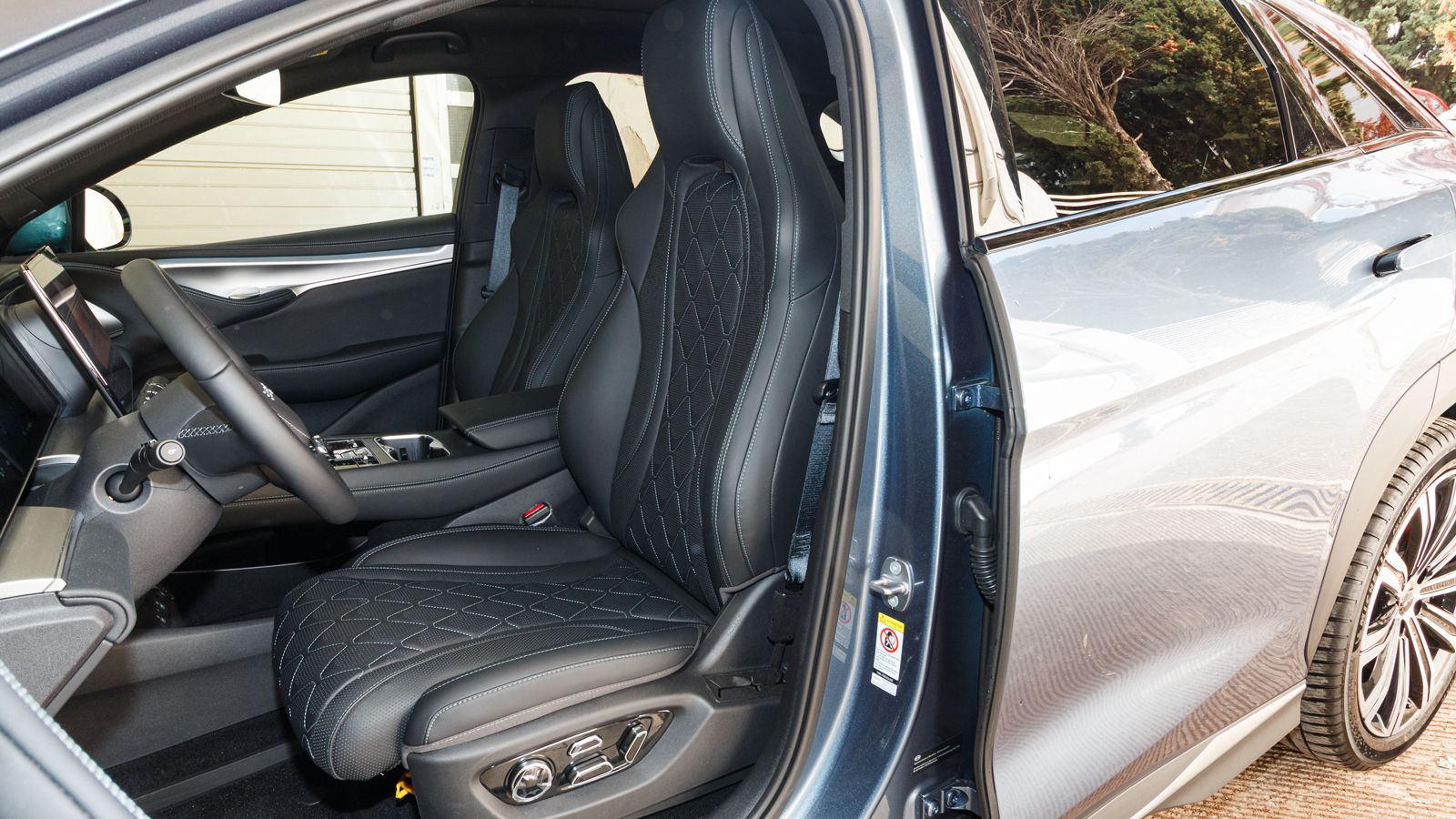 ¶νετα τα δερμάτινα και κλιματιζόμενα καθίσματα.