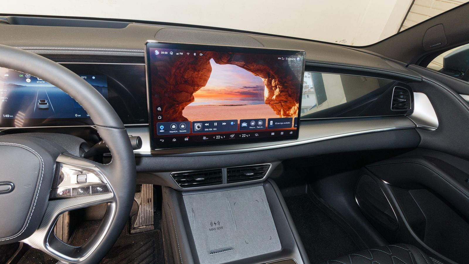 Πλούσιος εξοπλισμός, εντυπωσιακή η περιστρεφόμενη οθόνη των 15,6 ιντσών.