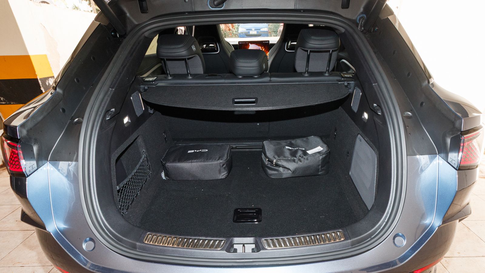 Τα 520 λτ. δεν είναι σπουδαίο νούμερα για 4,8 μ. αυτοκίνητο, αλλά επαρκούν μαζί με τα 58 λτ. του frunk.