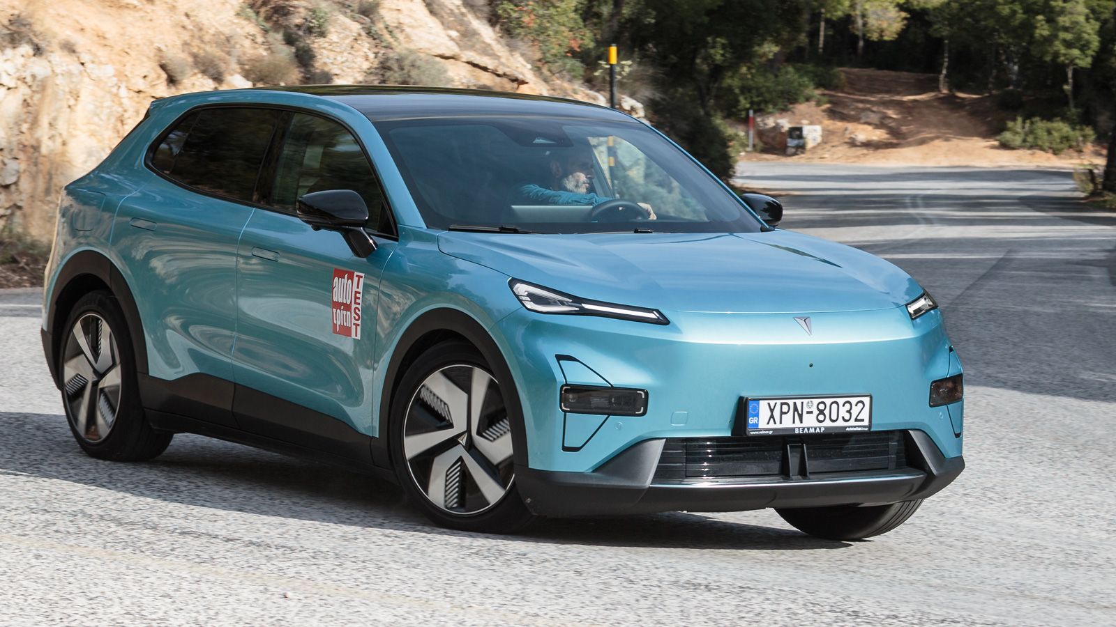 Η ανάρτηση (γόνατα ΜακΦέρσον εμπρός και άξονας πολλαπλών συνδέσμων πίσω) έχει σφιχτή ρύθμιση ελέγχοντας αποτελεσματικά το βάρος και τις κινήσεις αμαξώ