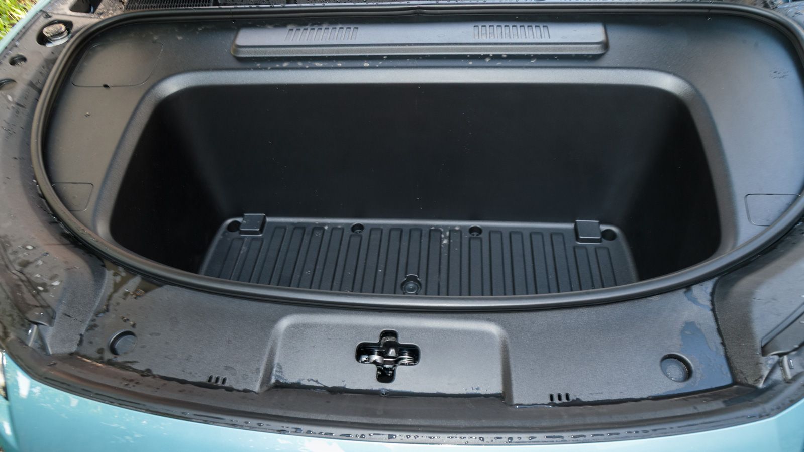 Ο σεβαστός χώρος αποσκευών των 492 λτ. συμπληρώνεται από το κορυφαίο frunk της αγοράς με χωρητικότητα 159 λτ..