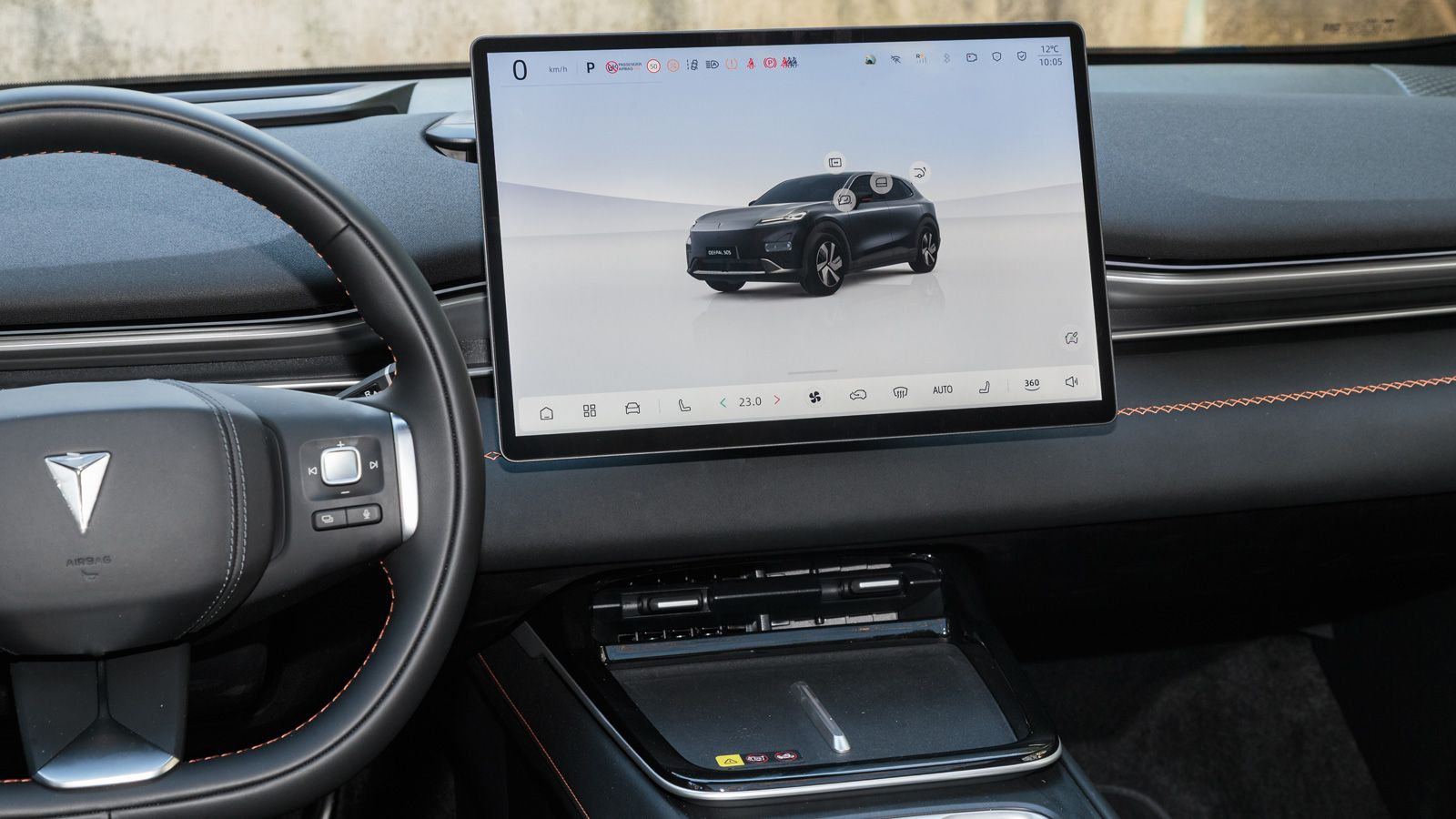 Στην κορυφαία έκδοση η οθόνη των 15,6 ιντσών στρέφεται προς τη μεριά του οδηγού ή του συνοδηγού, ανάλογα με το ποιος δίνει κάποια φωνητική εντολή. 