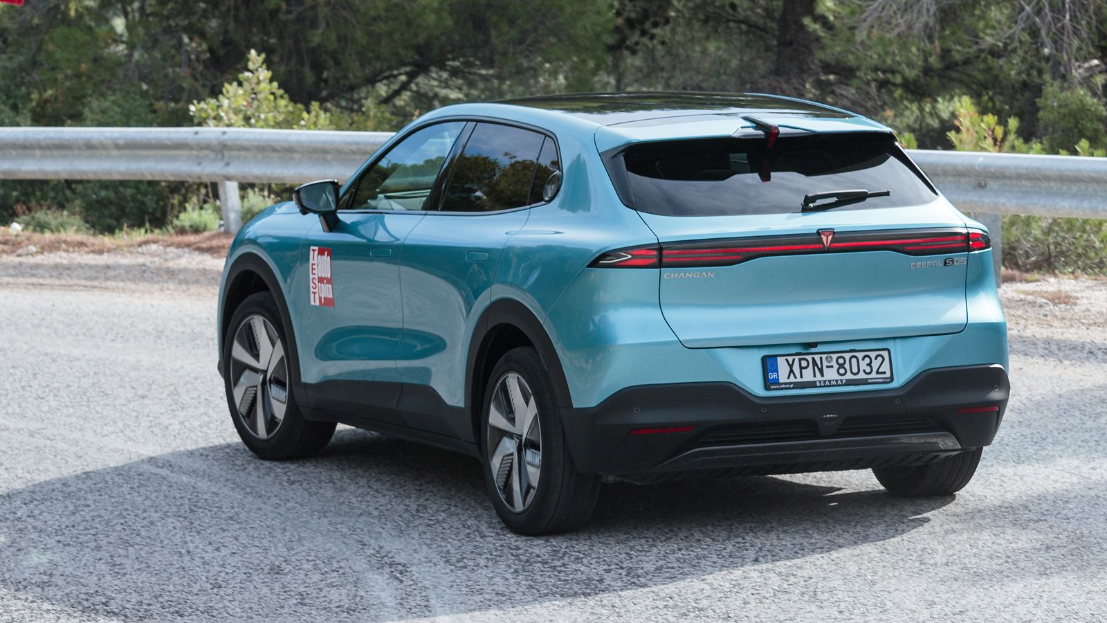 Η λειτουργία της ανάρτησης έχει «βάθος» και αξιοσημείωτη ενδοτικότητα, χωρίς να αντιδρά ξερά ή με θόρυβο στην υποδοχή των κακοτεχνιών, παρά μάλιστα το