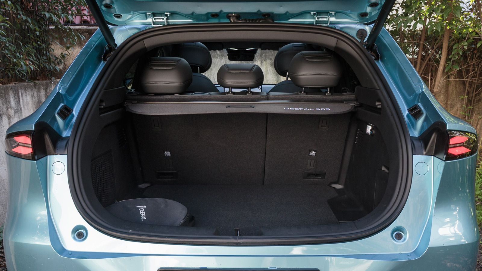 Ο σεβαστός χώρος αποσκευών των 492 λτ. συμπληρώνεται από το κορυφαίο frunk της αγοράς με χωρητικότητα 159 λτ..