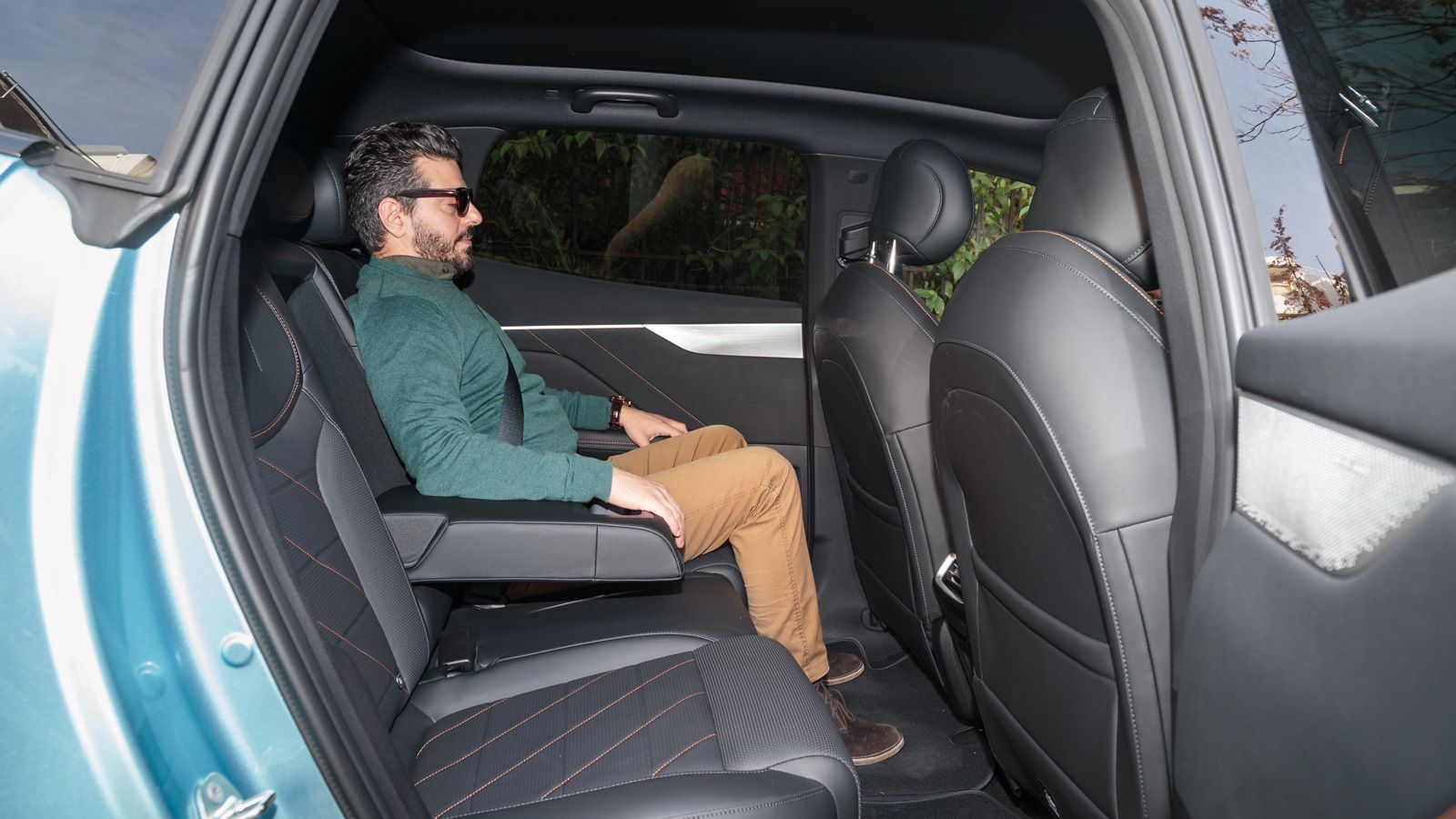 Το εντελώς επίπεδο πάτωμα και το απόλυτα ικανοποιητικό εσωτερικό πλάτος (1.390 χλστ.), θα διευκολύνει τη μεταφορά 3ου μεσαίου επιβάτη στο πίσω κάθισμα