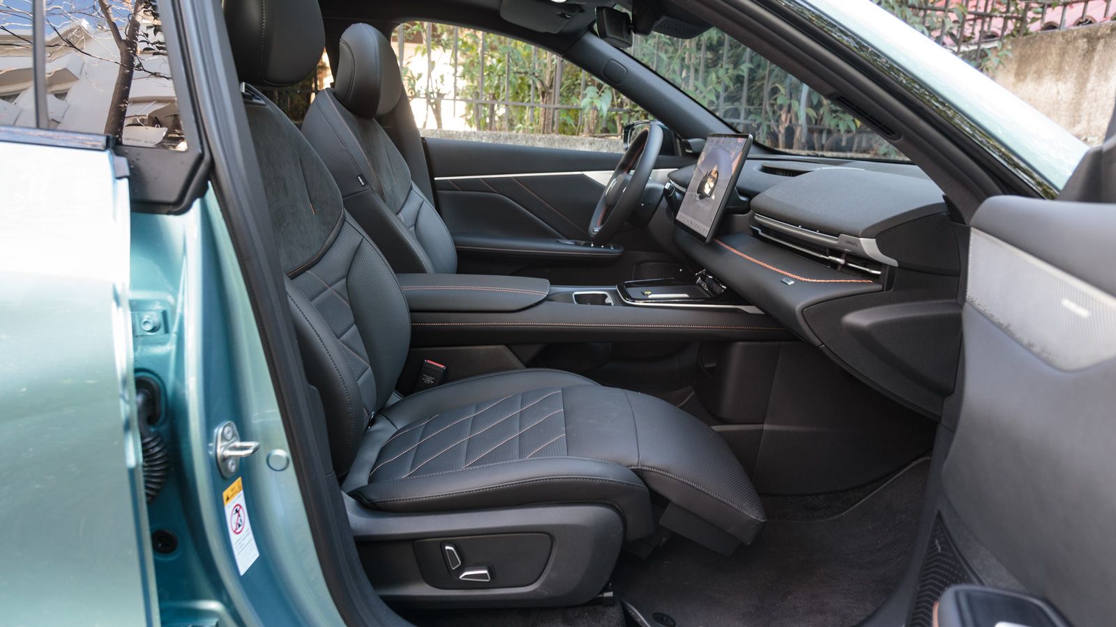 Το κάθισμα του συνοδηγού γίνεται... ξαπλώστρα.