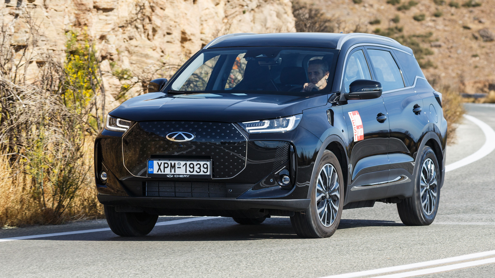 Χρειάζεται σύνεση στο πάτημα του γκαζιού, αφού και με ελάχιστα στριμμένους τροχούς, η άμεση επιτάχυνση από τον ηλεκτροκινητήρα θα προκαλέσει απώλεια ε