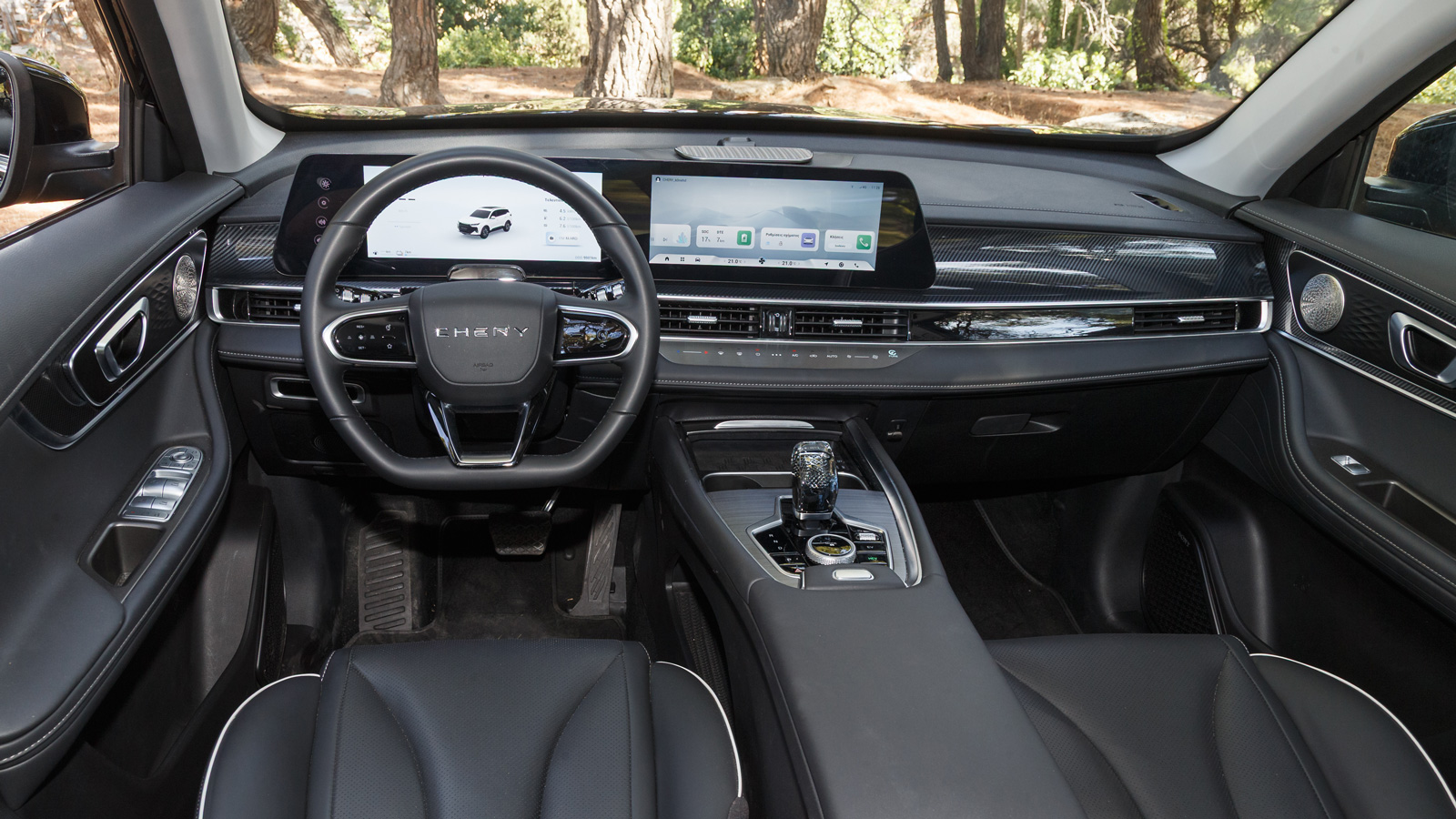 Στο εσωτερικό συναντάμε «καθαρές» γραμμές και minimal αισθητική, τόσο που o «κρυστάλλινος» επιλογέας κίνησης μάλλον φλερτάρει με την υπερβολή. 