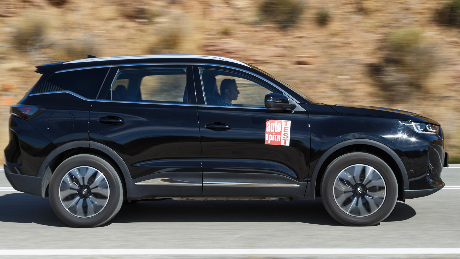 Οι μαλακές ρυθμίσεις της ανάρτησης συνδυαστικά με το μπόλικο «ψωμί» (προφίλ 60) των ελαστικών λειαίνουν αποτελεσματικά τις περισσότερες κακοτεχνίες.