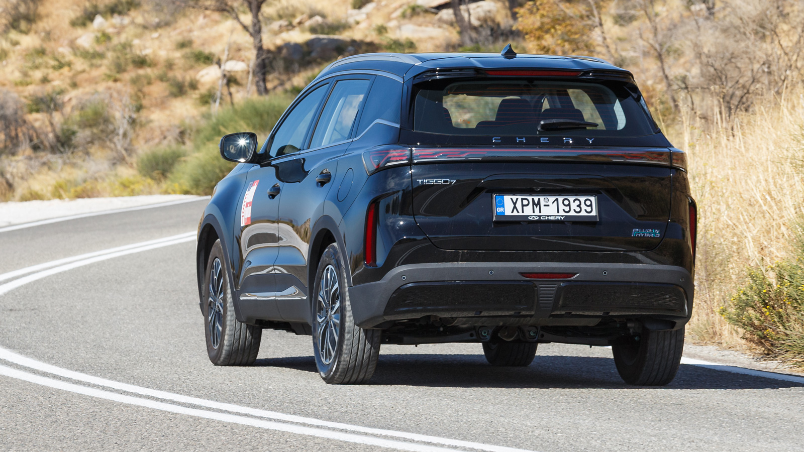 Τα δυναμικά χαρακτηριστικά και το βάρος το Chery Tiggo 7 plug-in δεν εμπνέουν για γρήγορη οδήγηση στις στροφές. Στοιχείο του αυτοκινήτου είναι το χαλα