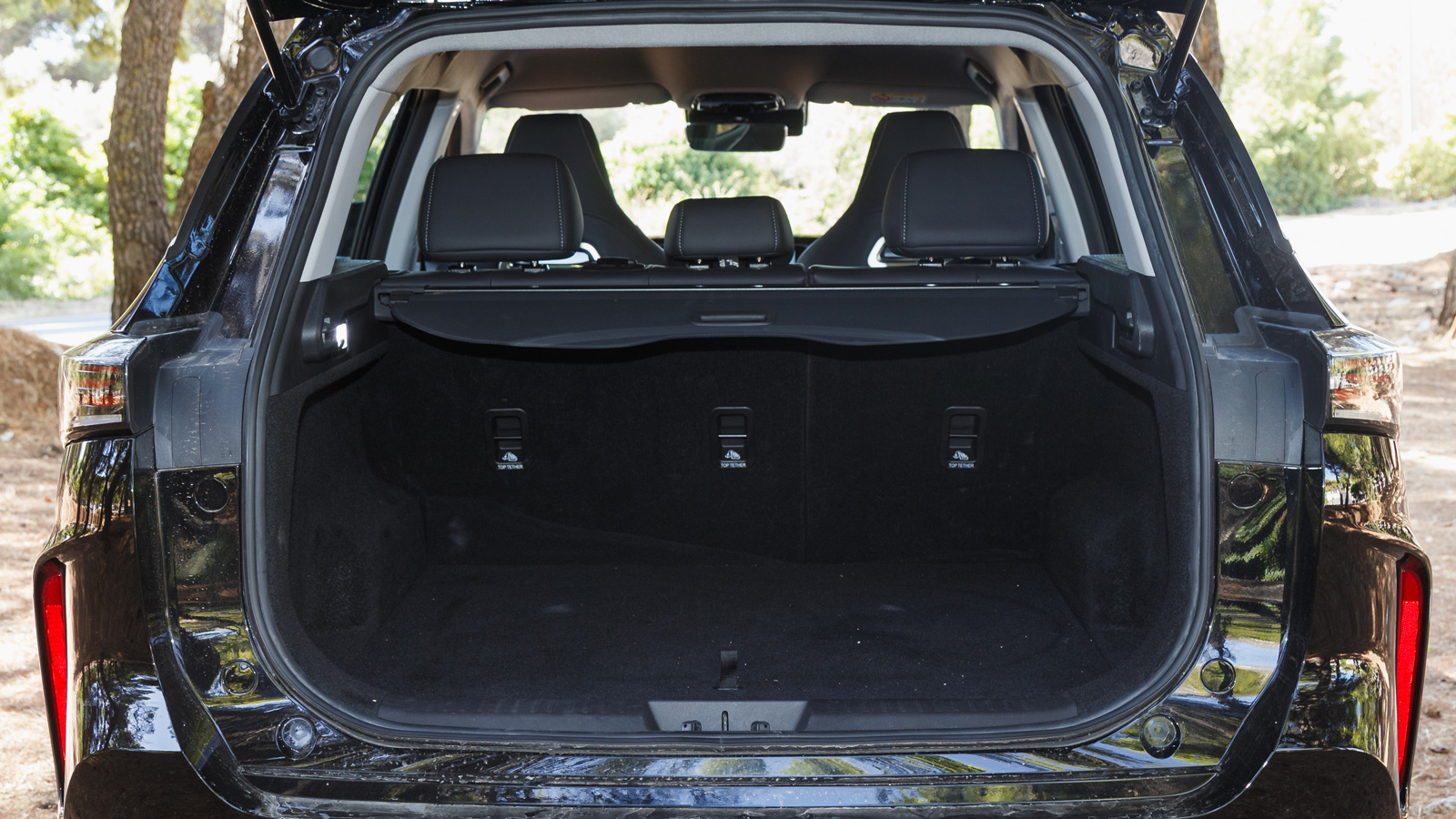 Με 500 λτ. μάλιστα είναι μεγαλύτερος κατά 16 λτ. από τη βενζινοκίνητη έκδοση, αντίθετα με τη συνήθη πρακτική για τα plug-in.