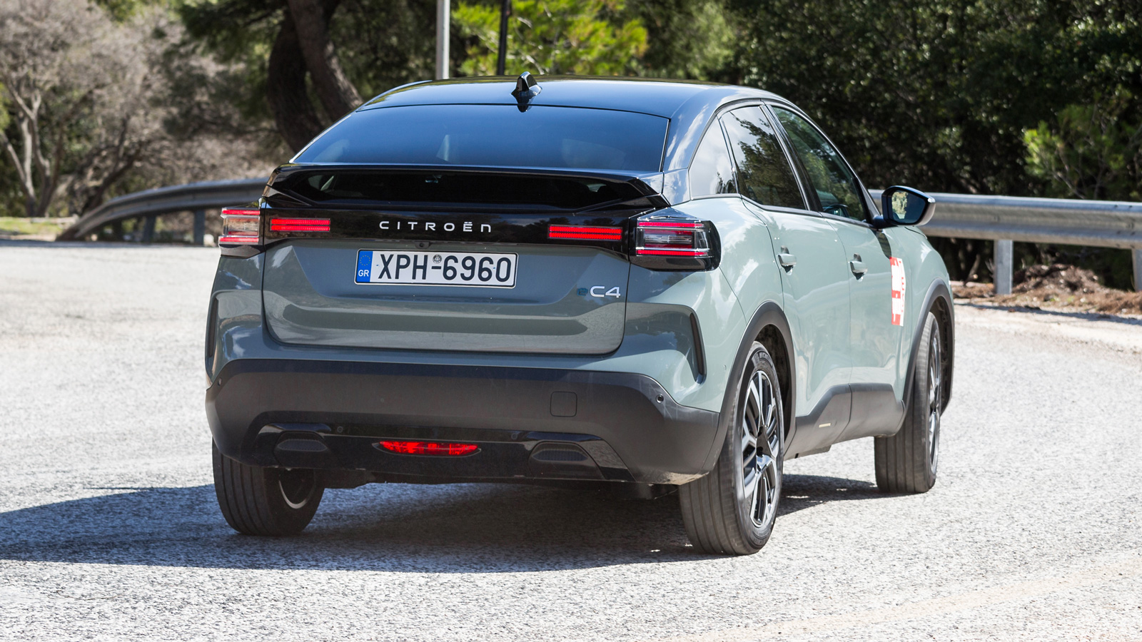 Το Citroen e-C4 φρεσκάρισε την ήδη ξεχωριστή του σχεδίαση και κάνει ακόμη περισσότερο κλικ στο μάτι. Κυρίως όμως αναβάθμισε το ηλεκτρικό του σύστημα κ