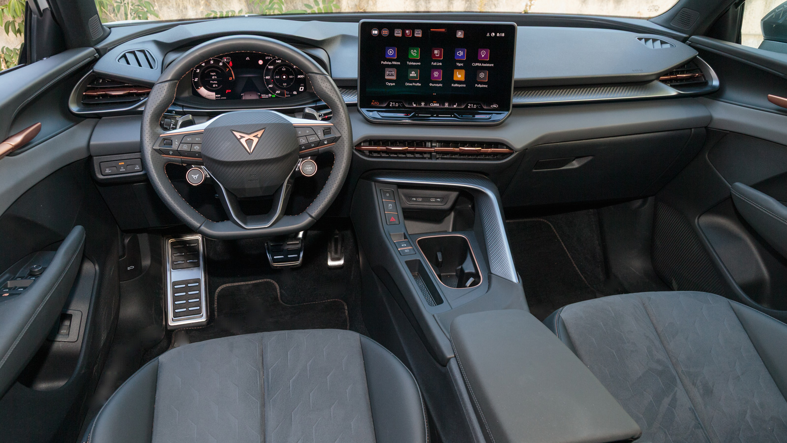 Με οδηγοκεντρικό προσανατολισμό και δυναμική σχεδίαση, στο εσωτερικό του Terramar έχει γίνει προσεχτική επιλογή υλικών, με μαλακή υφή και στιβαρή μετα