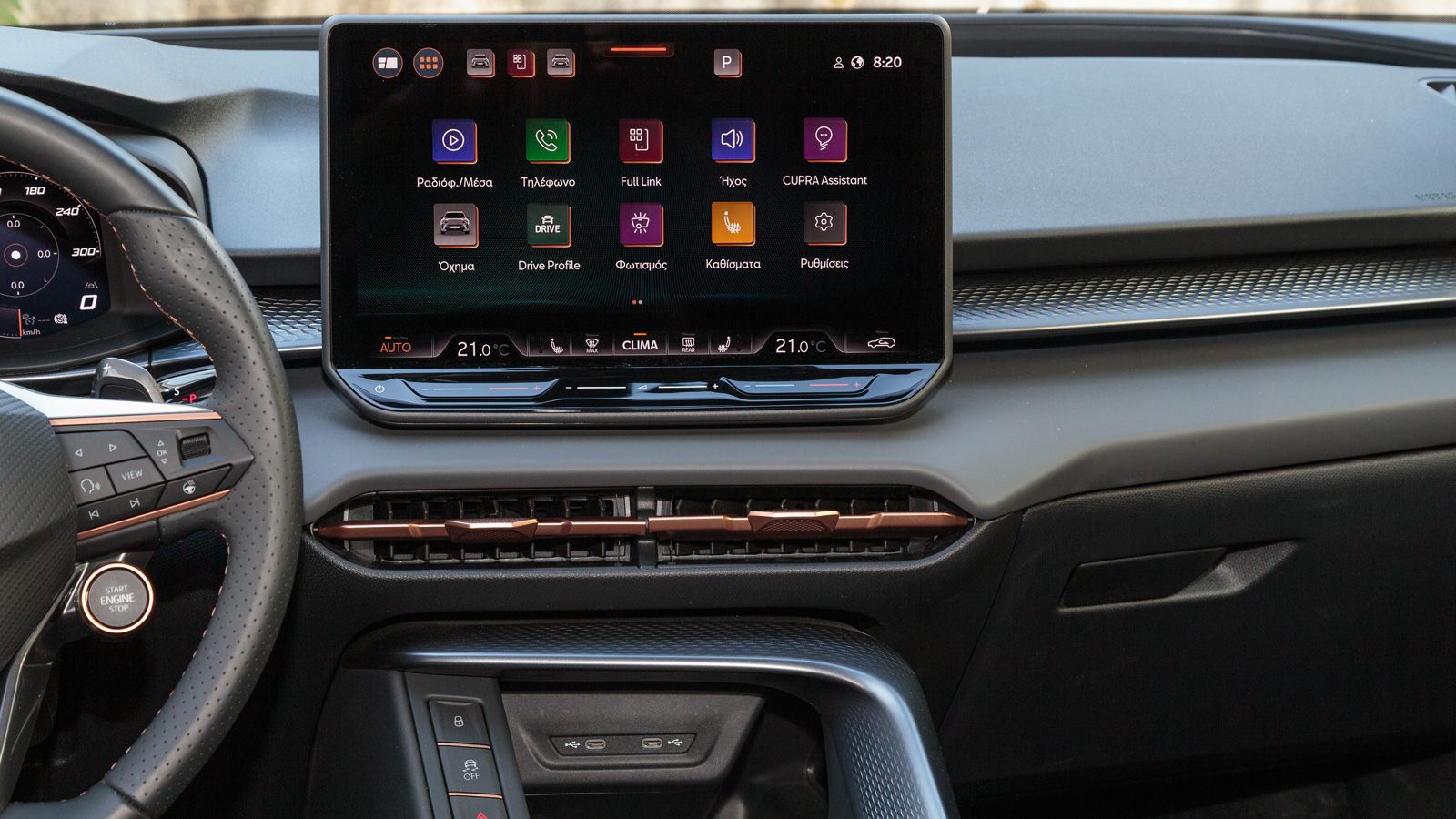 Στάνταρ οθόνη αφής 12,9 ιντσών, στο τιμόνι το μπουτόν εκκίνησης, όπως και εναλλαγής προγραμμάτων λειτουργίας.