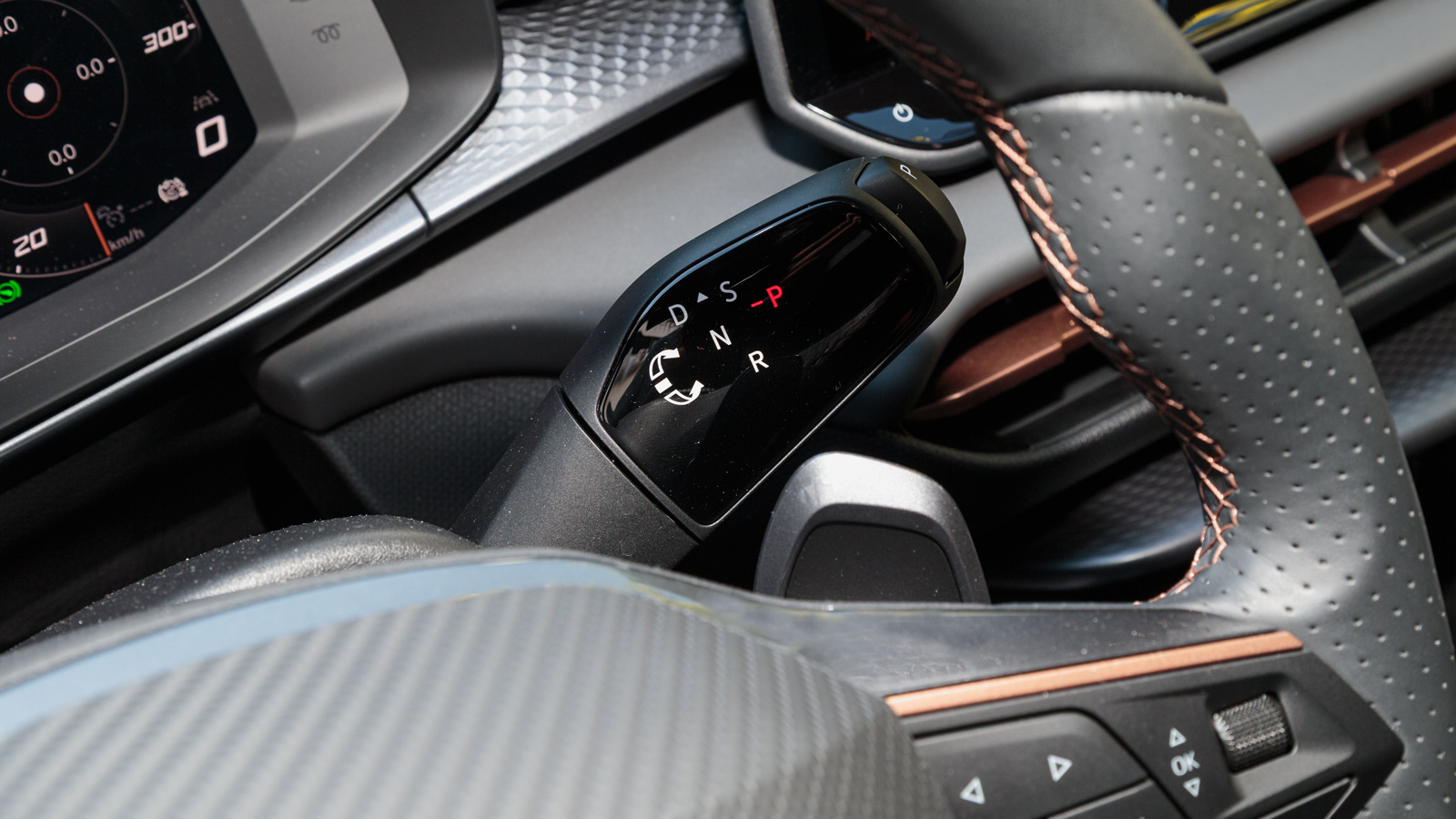 Στάνταρ οθόνη αφής 12,9 ιντσών, στο τιμόνι το μπουτόν εκκίνησης, όπως και εναλλαγής προγραμμάτων λειτουργίας.