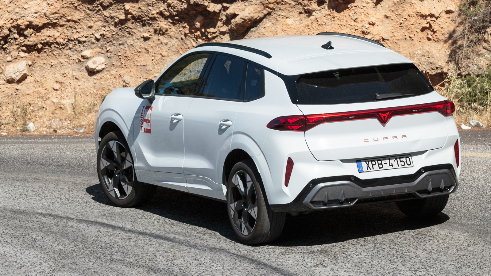 Tο CUPRA Terramar ξεχωρίζει για τα δυναμικά του χαρακτηριστικά και τη διάθεσή του να συμμετέχει ενεργά σε όλη την οδηγική διαδικασία.